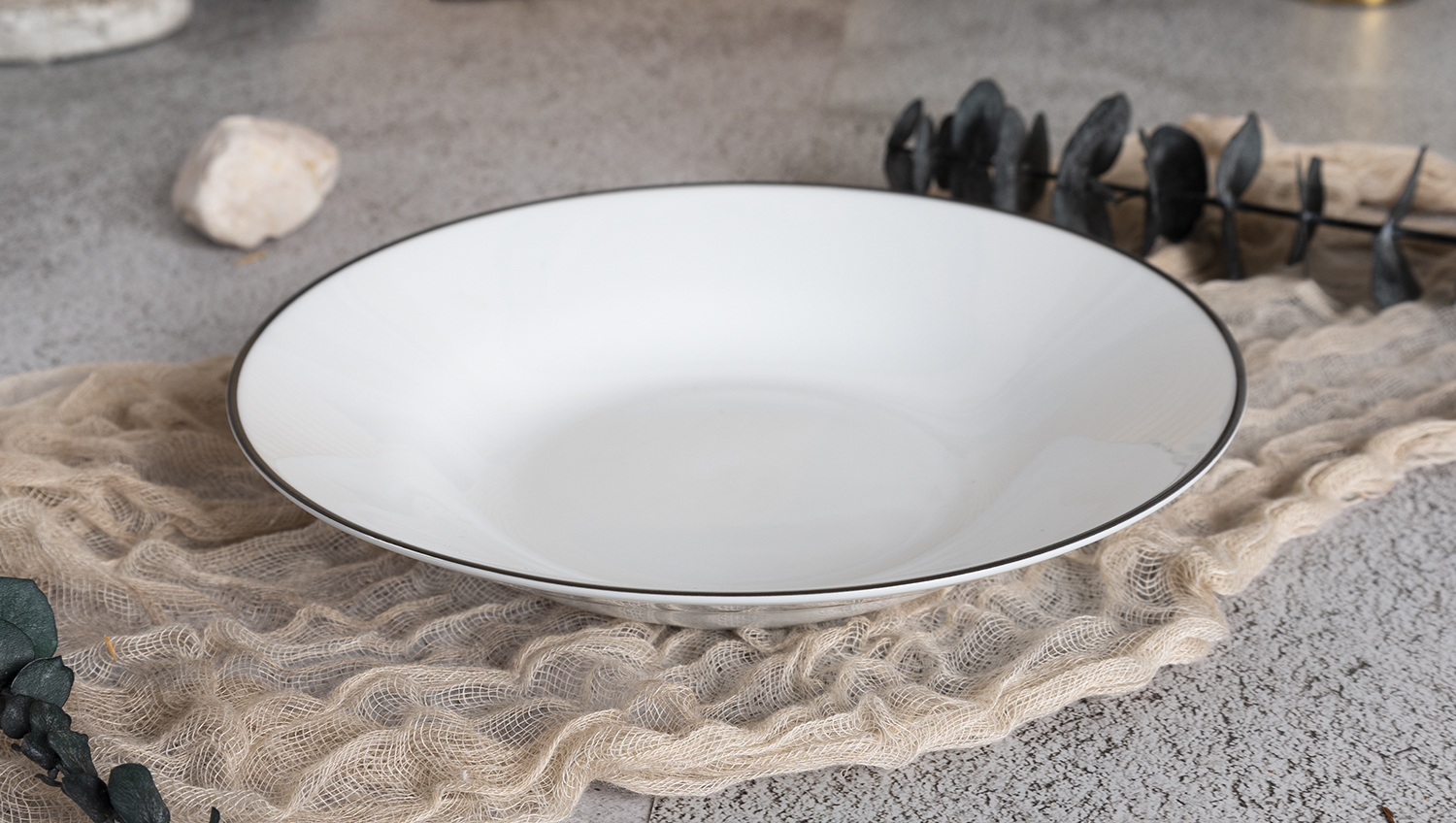 CHANGSHA HAPPY GO  Refined White Porcelain Plates and Bowls with Contoured Edge and Platinum Trim |happygodinnerware.com