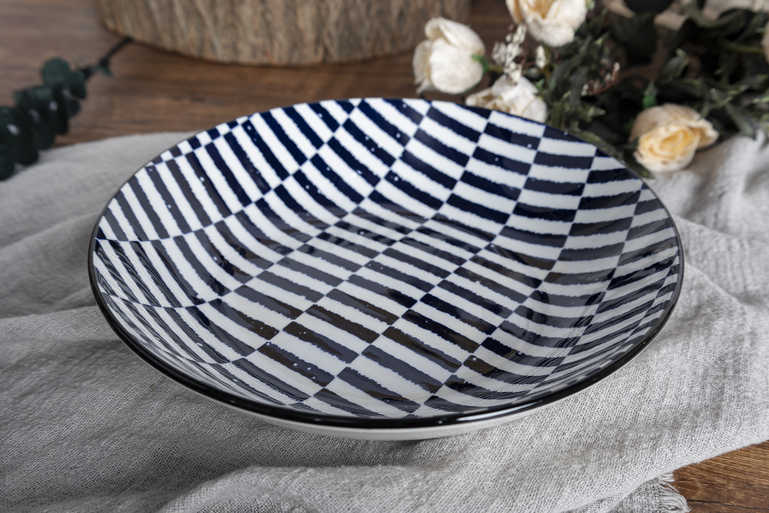 CHANGSHA HAPPY GO  Contemporary Blue and White Contrast Porcelain Dinnerware Set with Artistic Line Designs   |happygodinnerware.com
