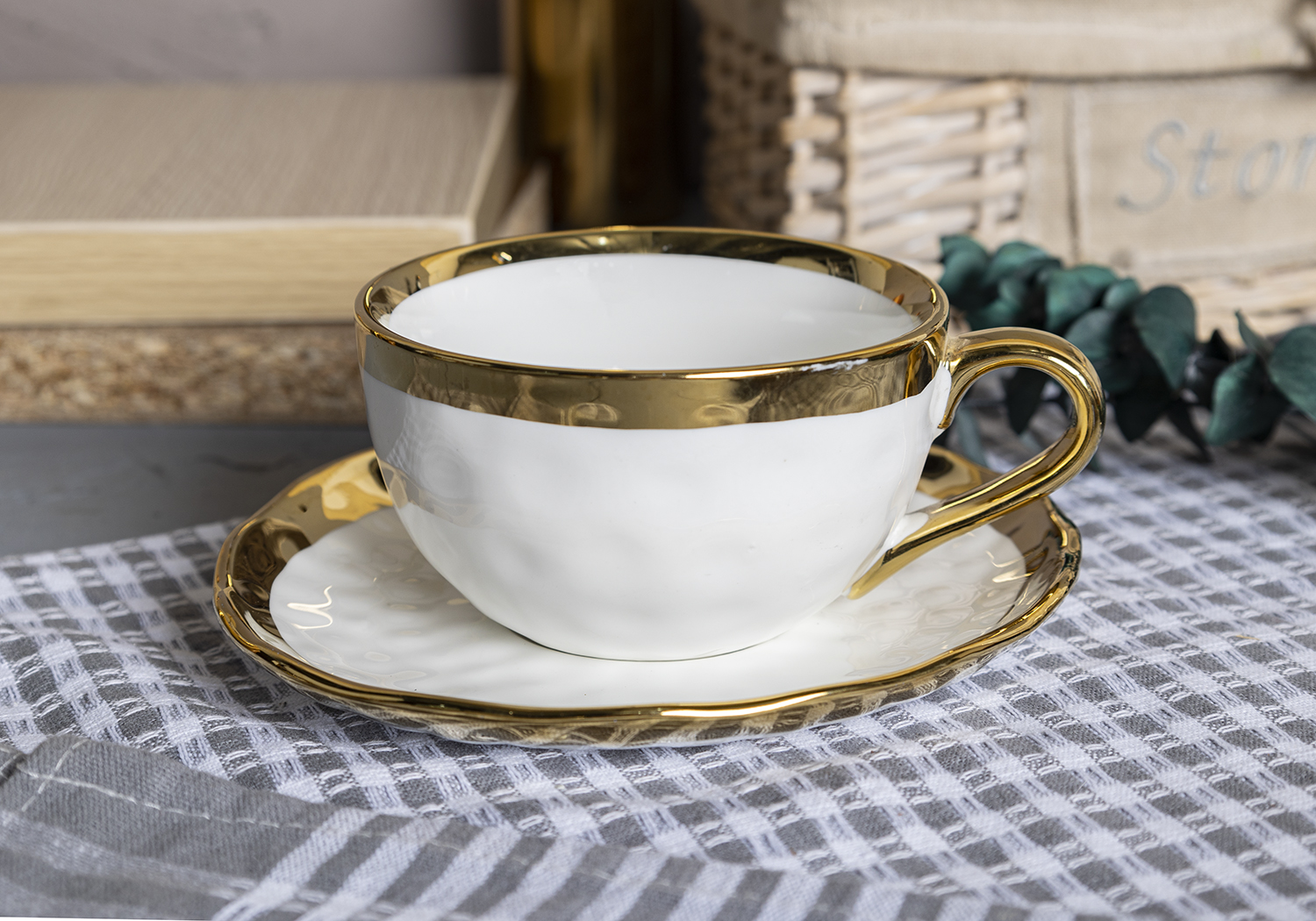 CHANGSHA HAPPY GO Full Electroplated Gold Hammered Bone China Dinnerware Set for Banquet and Holiday Table Decor |happygodinnerware.com