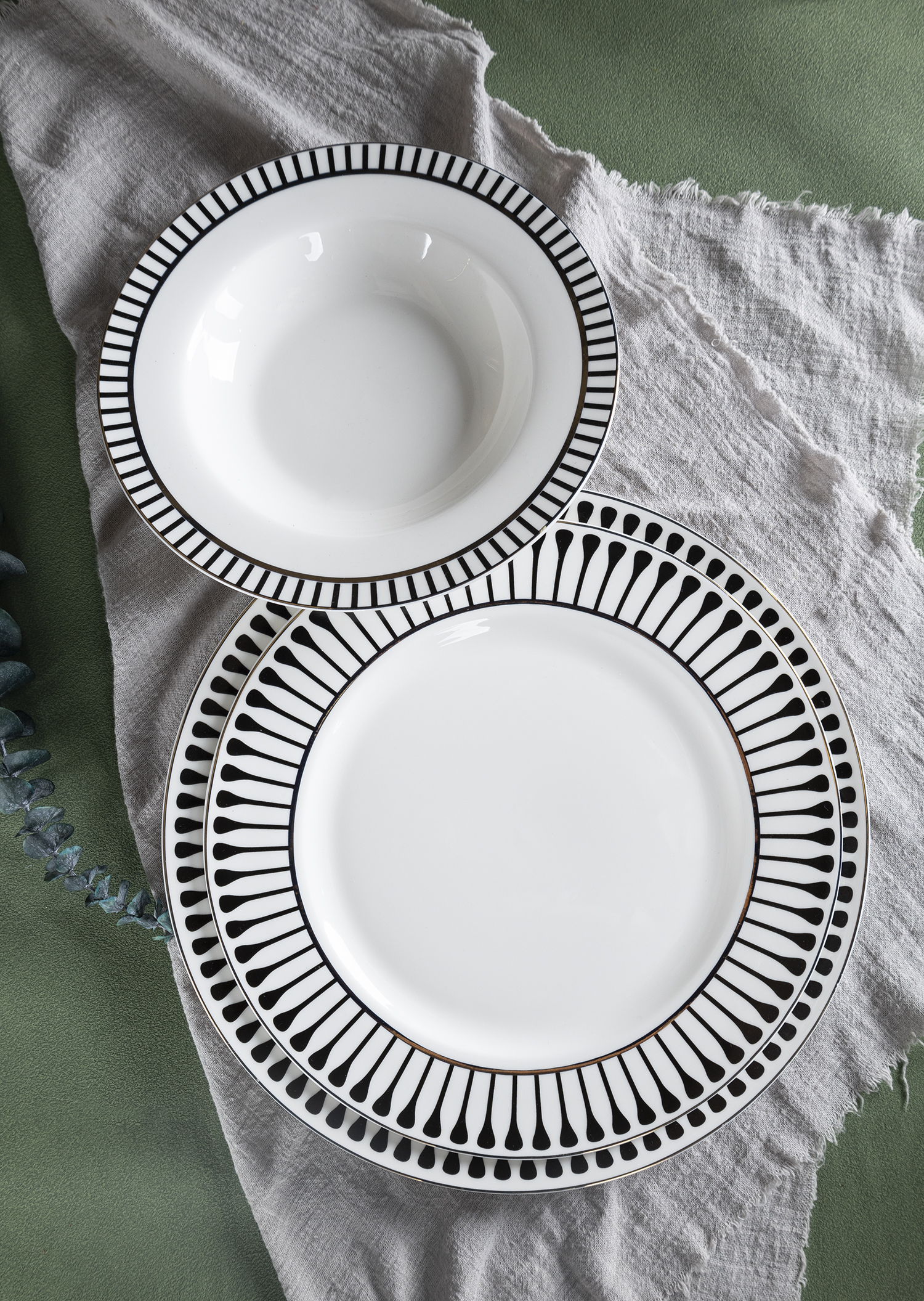 CHANGSHA HAPPY GO Striped Bone China Decal Dinnerware Set with Folded Rim Detail – Elegant Modern Contrast Set |happygodinnerware.com