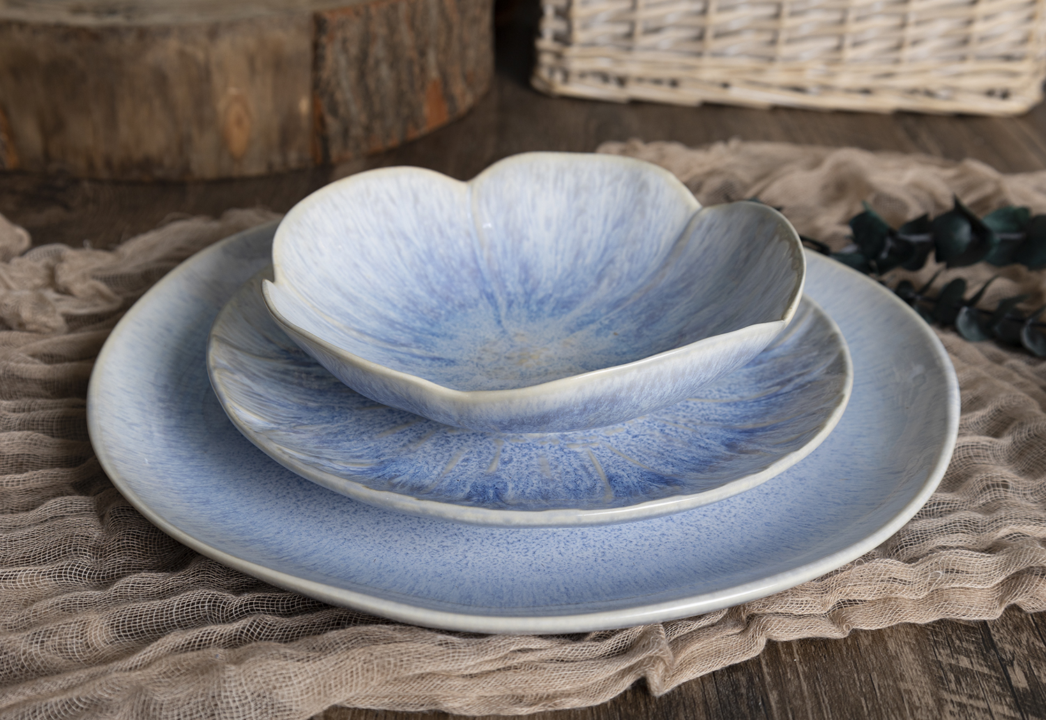 CHANGSHA HAPPY GO  Botanical Leaf-Shaped Blue Reactive Glaze Ceramic Plate Collection with Natural Veining Design |Dopamine Series Ceramics  |happygodinnerware.com