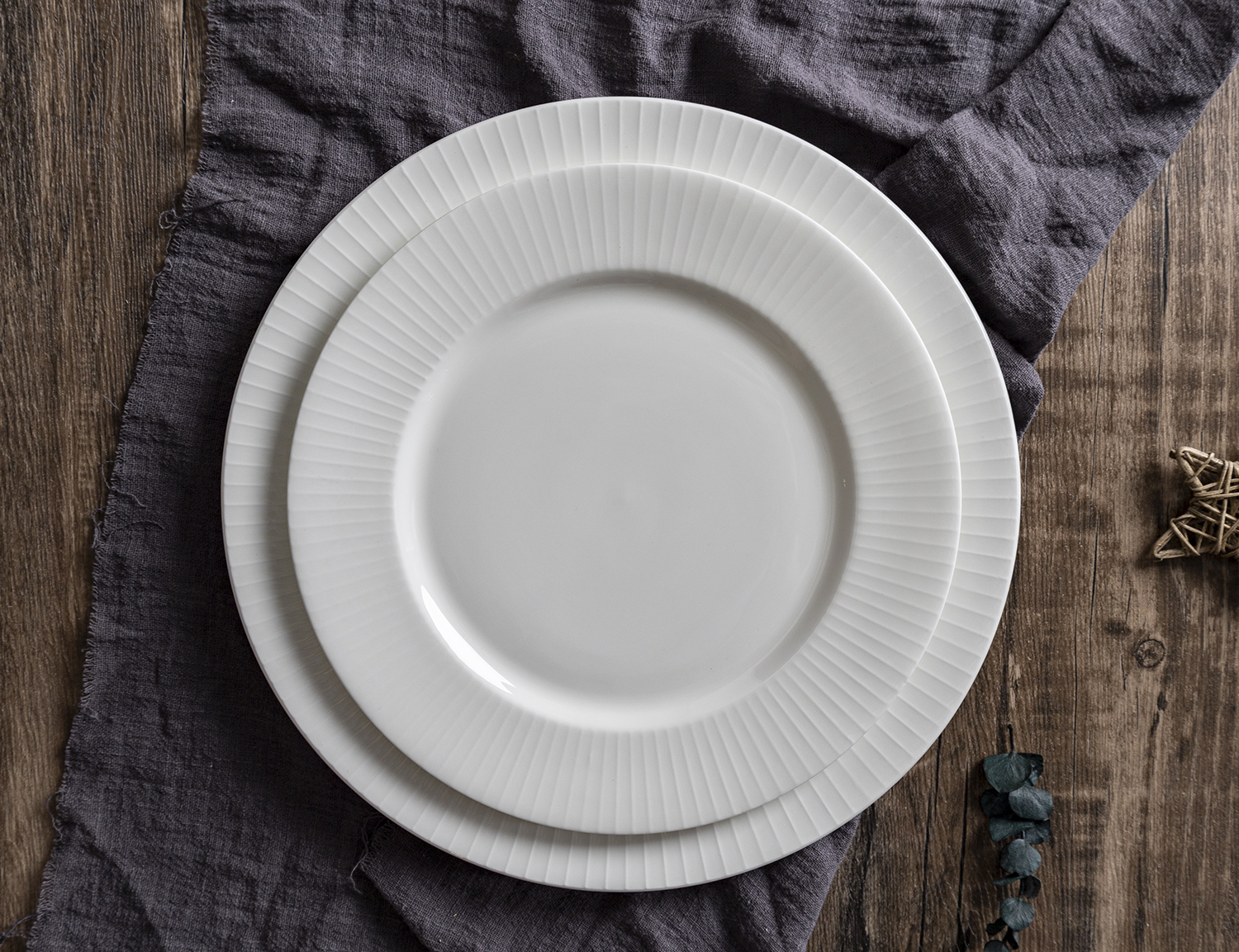 CHANGSHA HAPPY GO Vertical-Line Embossed Fine Bone China Dinnerware Set for Elegant Table Settings and Catering Services |happygodinnerware.com
