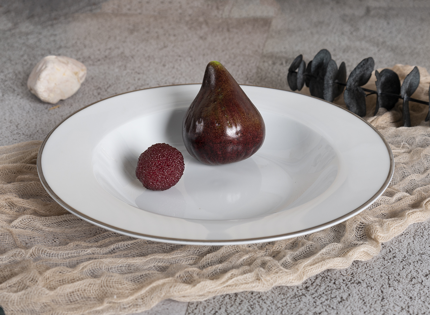 CHANGSHA HAPPY GO  Refined White Porcelain Plates and Bowls with Contoured Edge and Platinum Trim |happygodinnerware.com