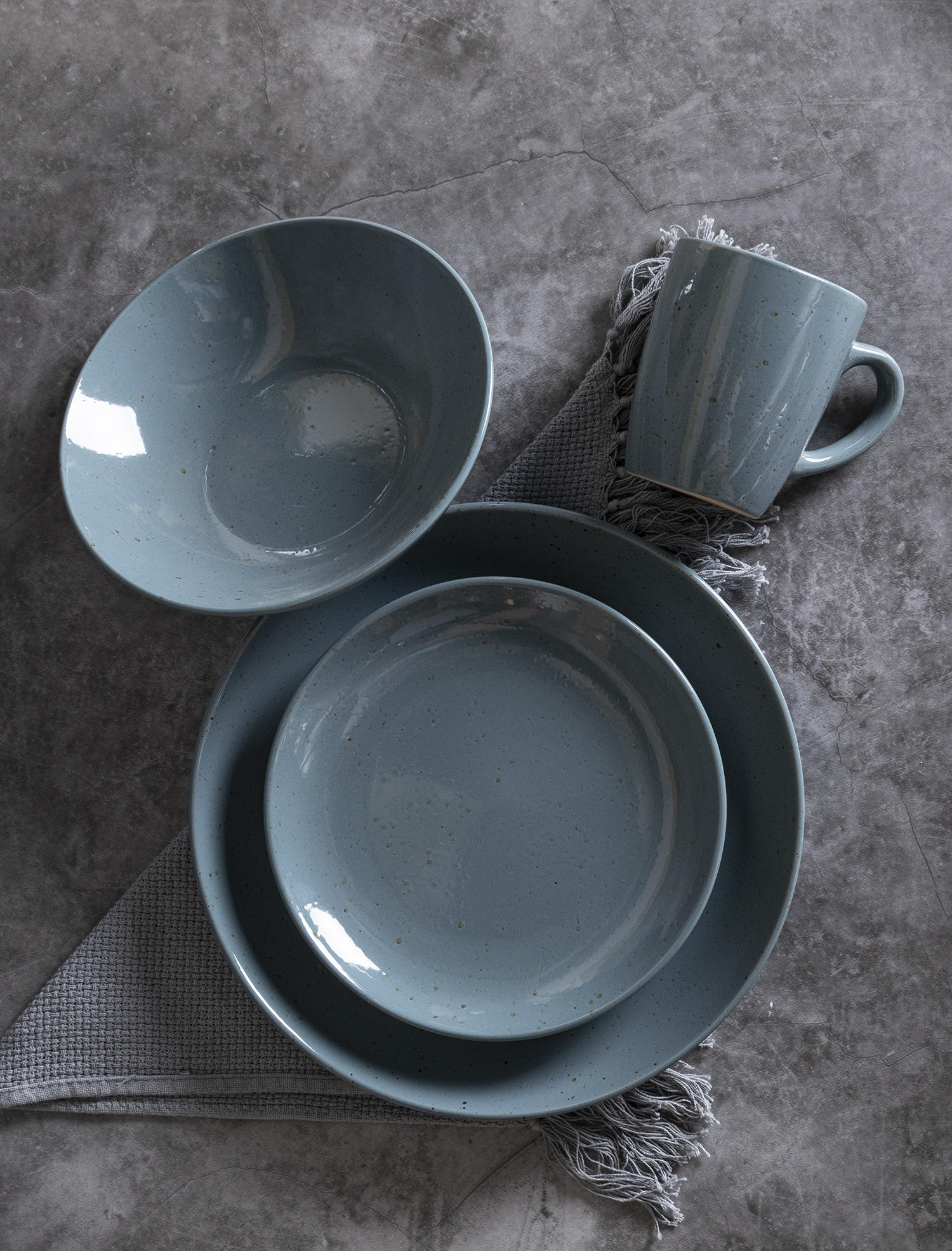 CHANGSHA HAPPY GO Mistlake Matte Glaze Stoneware Set – Minimalist Blue-Grey Ceramic Plates, Bowls and Mugs with Speckled Finish|happygodinnerware.com