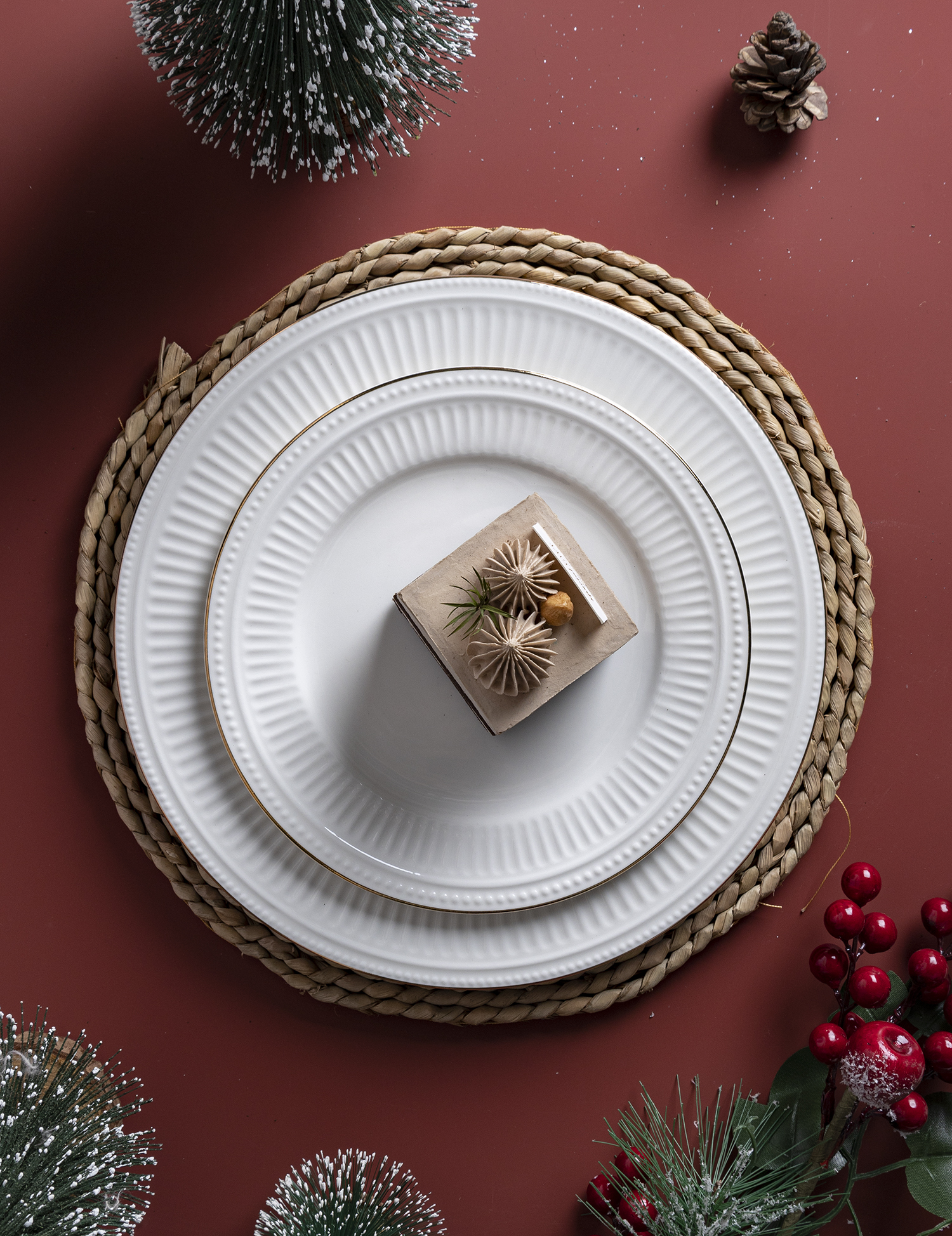 CHANGSHA HAPPY GO Luxury White Embossed Bone China Dinnerware Set with Gold Rim and Vertical Fluted Pattern |happygodinnerware.com
