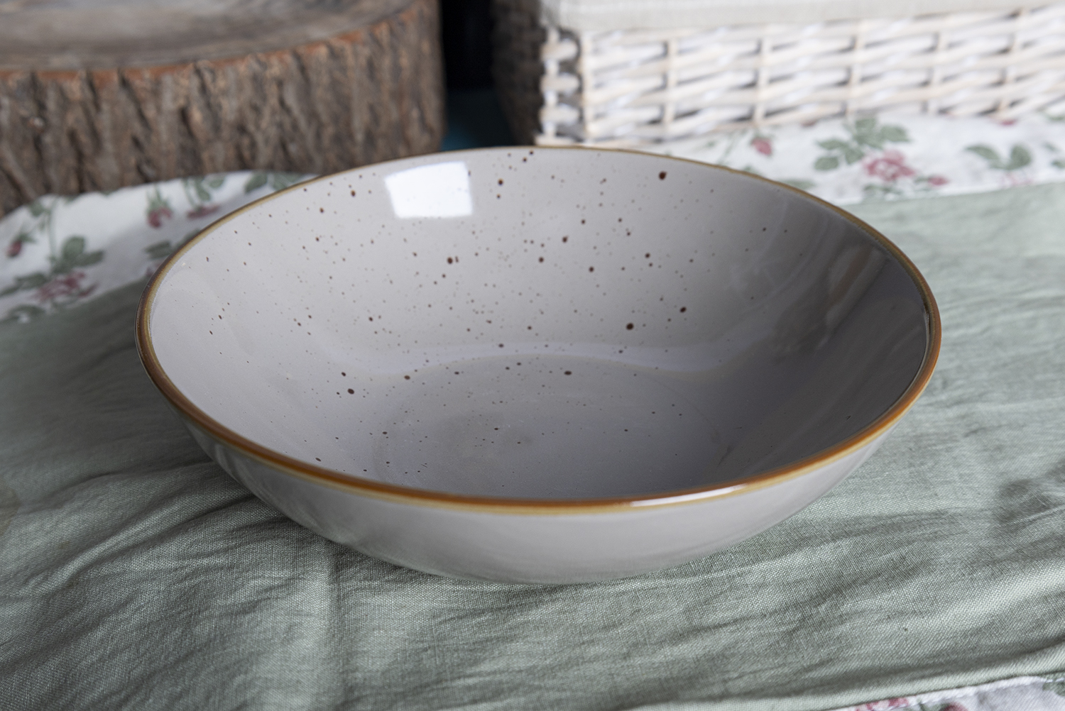 CHANGSHA HAPPY GO Rustic Speckled Stoneware Dinner Set with Dual-Color Reactive Glaze and Earthy Gold Rim |happygodinnerware.com