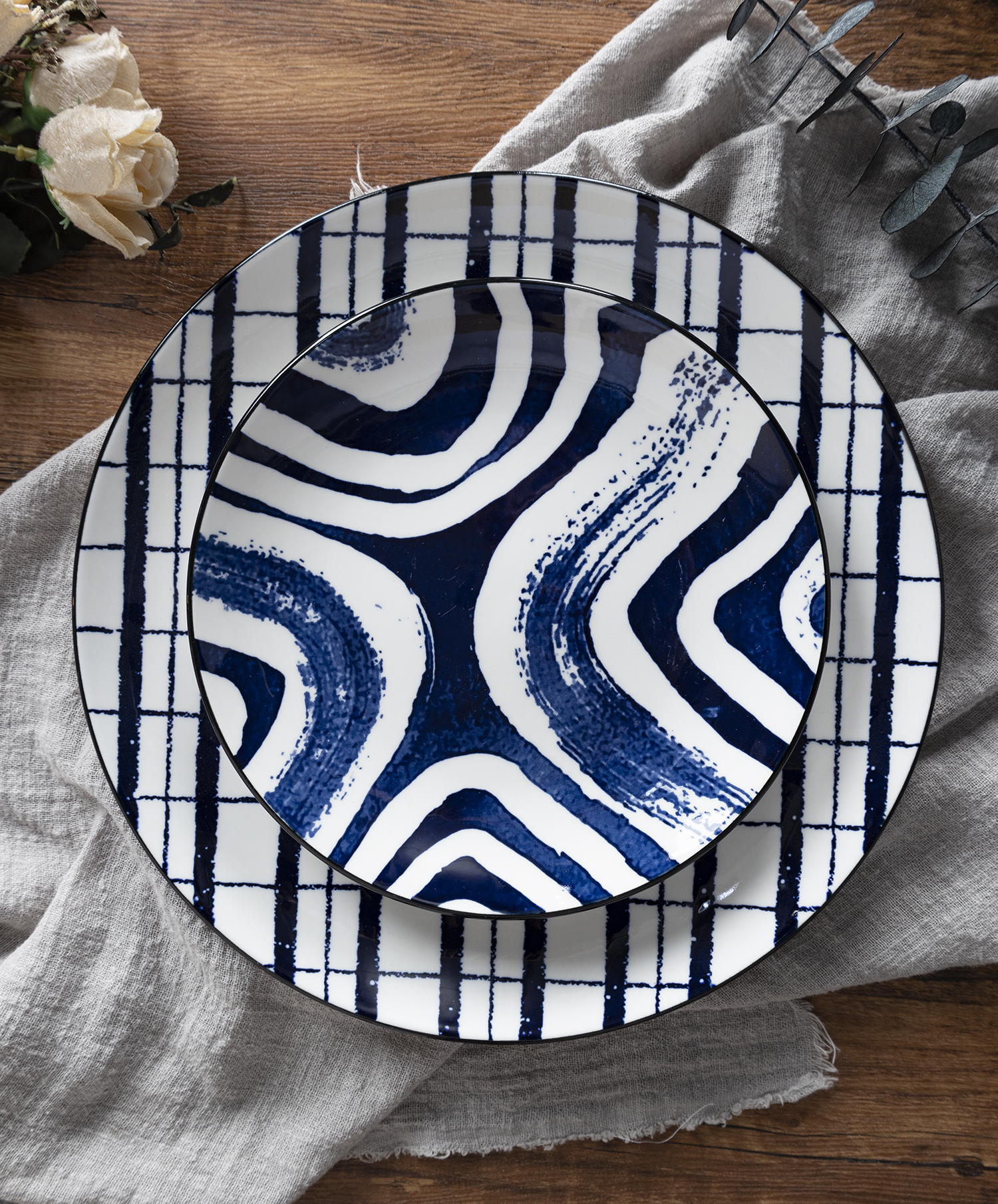 CHANGSHA HAPPY GO  Contemporary Blue and White Contrast Porcelain Dinnerware Set with Artistic Line Designs   |happygodinnerware.com