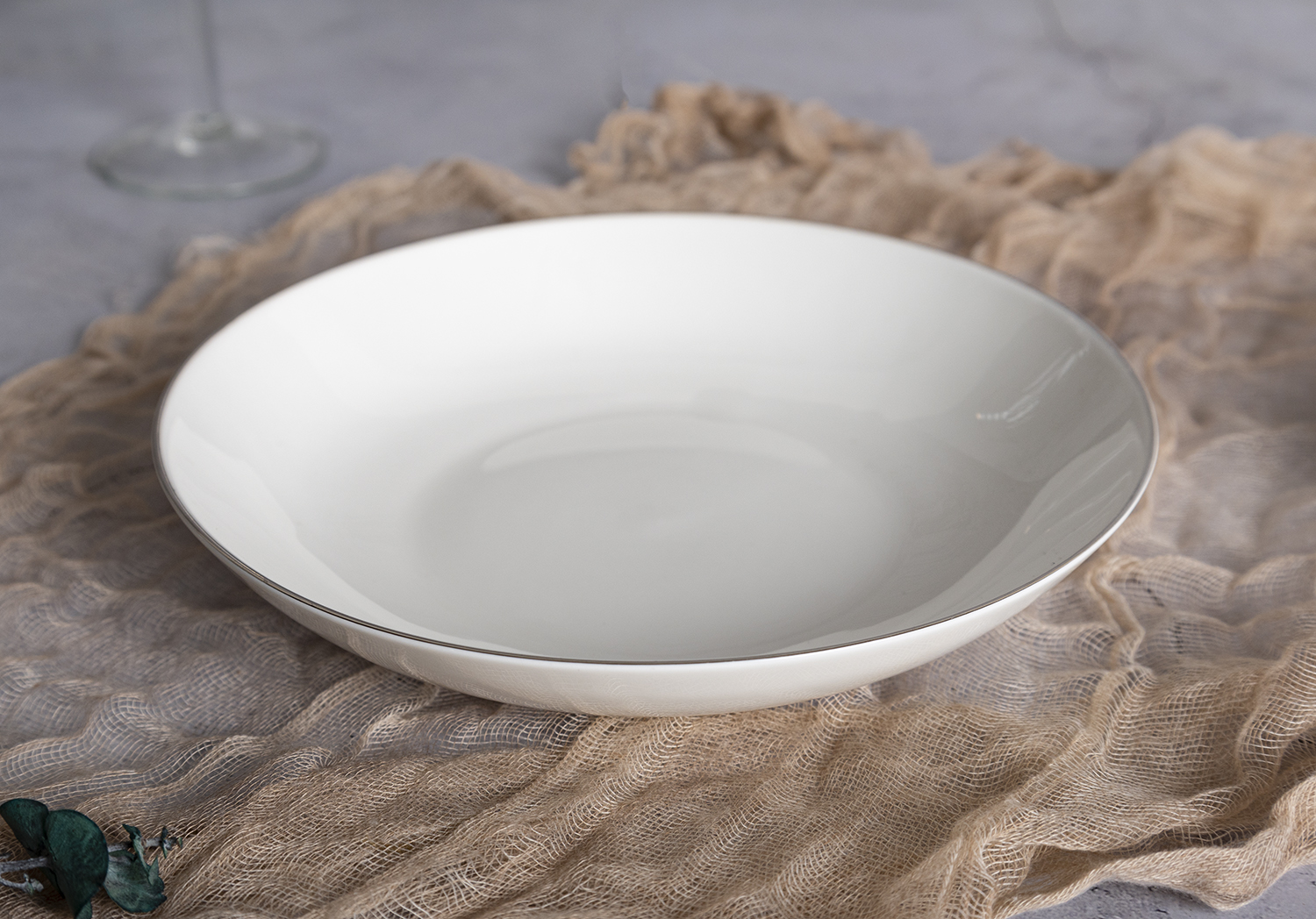 CHANGSHA HAPPY GO Classic Porcelain Dinnerware Set with Silver Accent – Timeless White Tableware for Sophisticated Dining Occasions |happygodinnerware.com