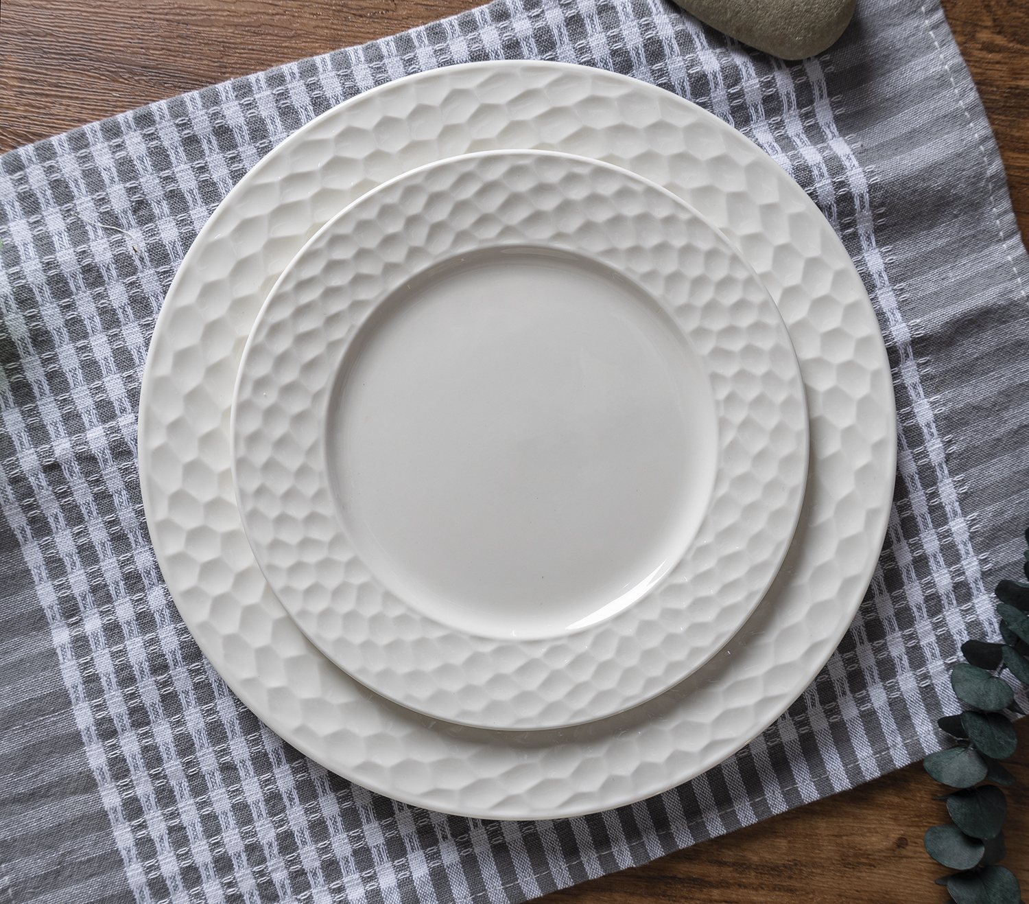 CHANGSHA HAPPY GO Water Cube 20 Piece Elegant Embossed White Bone China Dinnerware Set – Plates, Bowls, Cups |happygodinnerware.com
