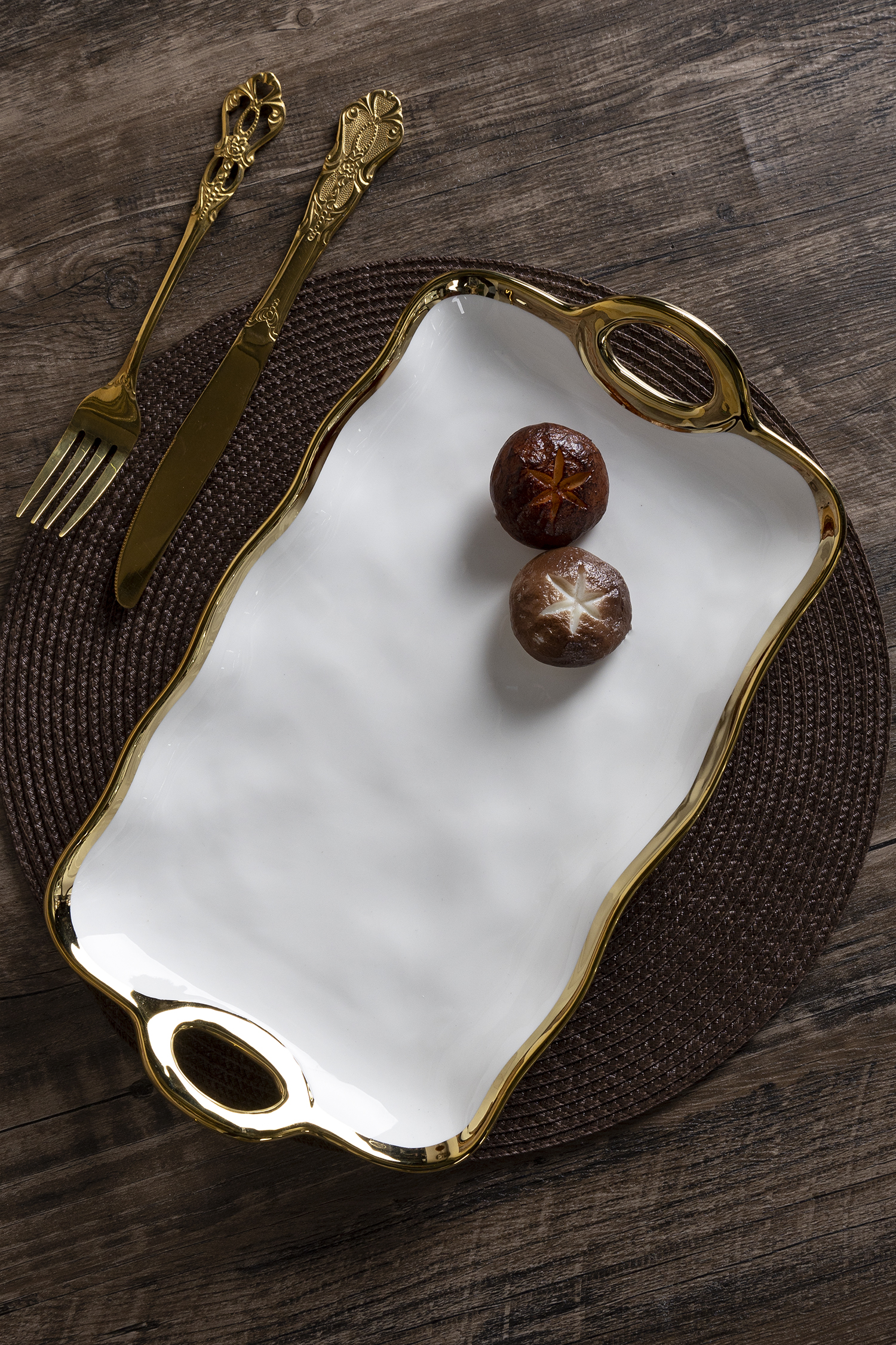 CHANGSHA HAPPY GO Irregular Wave-Shaped Long Bone China Plate with Electroplated Gold Rim for Gourmet Food Presentation |happygodinnerware.com