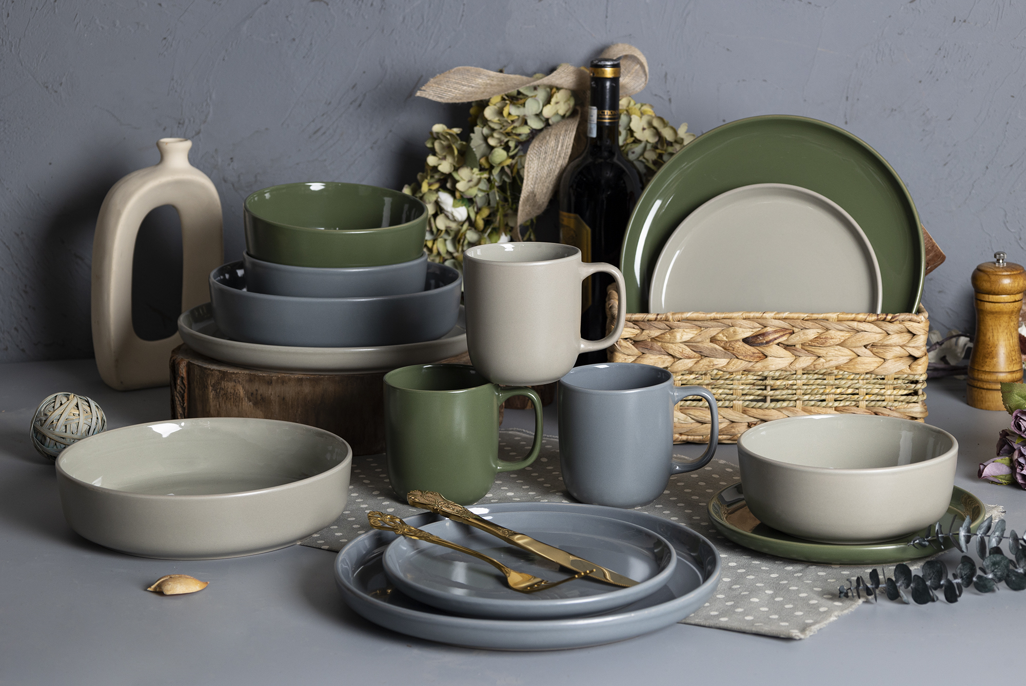 CHANGSHA HAPPY GO  Modern Matte Color Glazed Stoneware Dinnerware Set in Nordic Green and Grey Tones |happygodinnerware.com