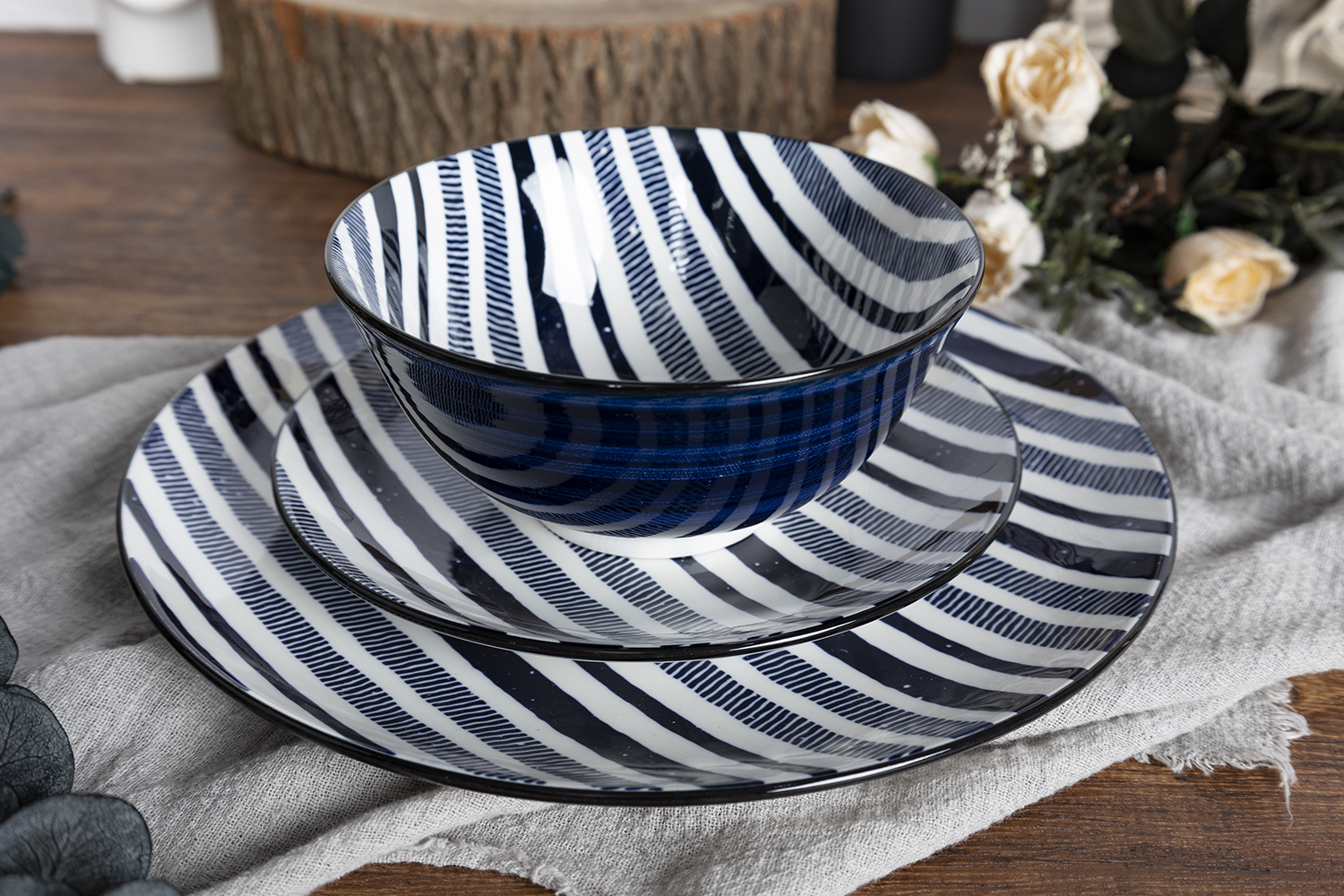 CHANGSHA HAPPY GO  Contemporary Blue and White Contrast Porcelain Dinnerware Set with Artistic Line Designs   |happygodinnerware.com