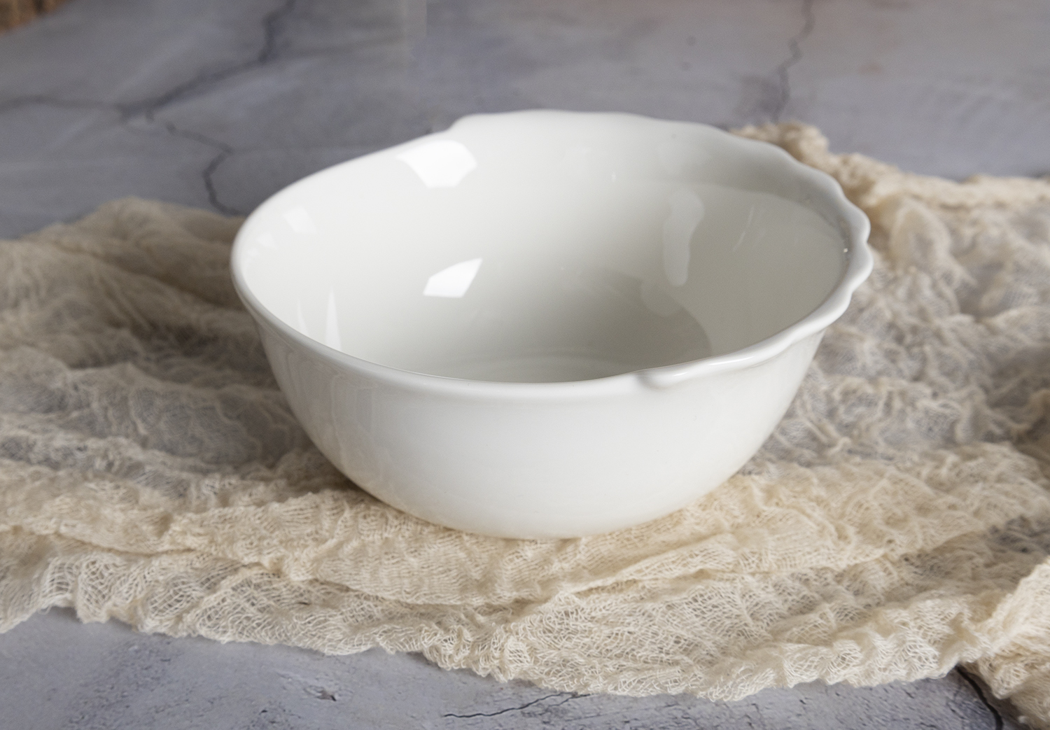 CHANGSHA HAPPY GO Round Bone China Dinnerware Set with Embossed Lotus Edge and Smooth White Finish for Classic Table Decor |happygodinnerware.com