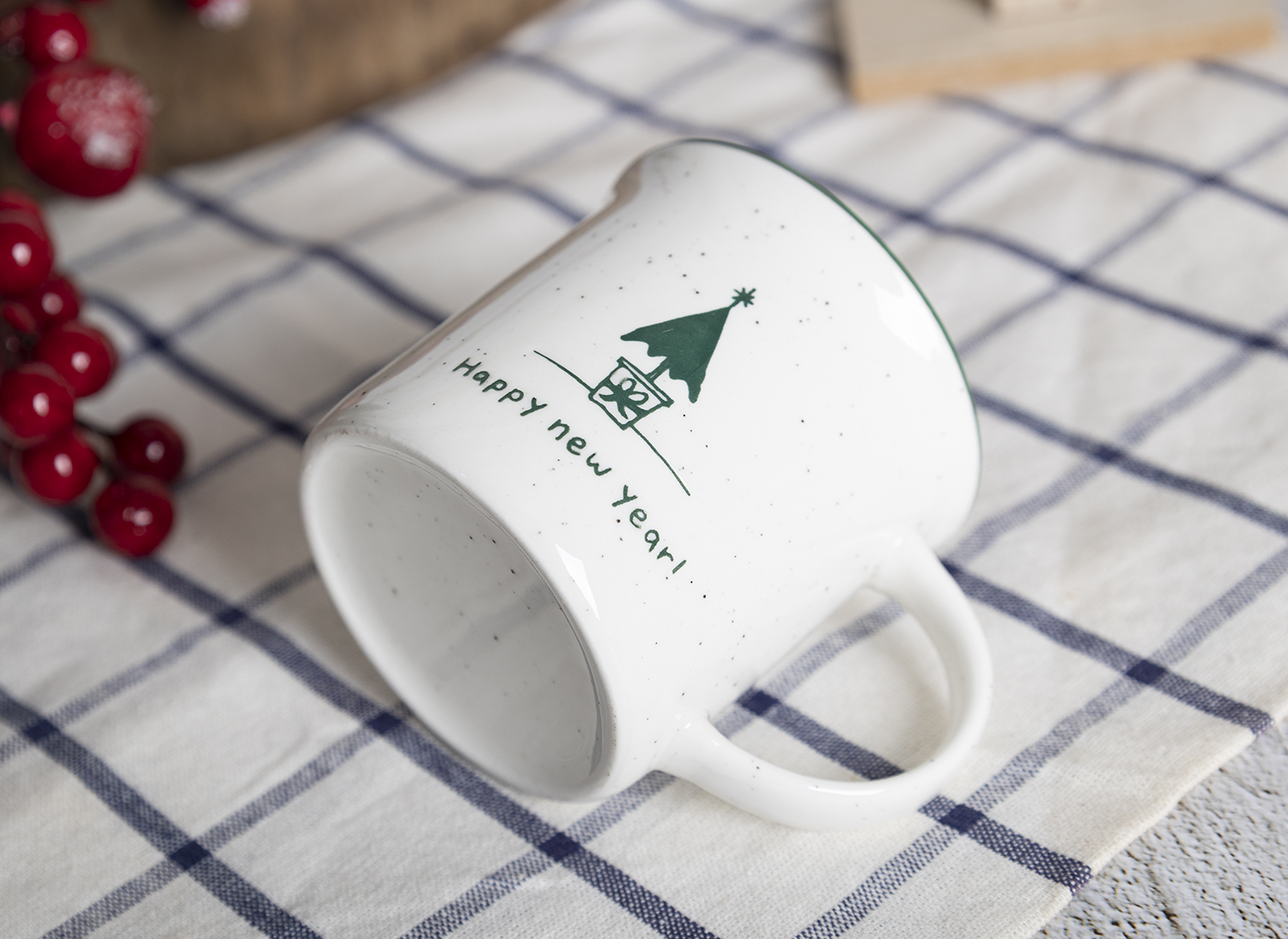 CHANGSHA HAPPY GO  Holiday-Themed Bone China Mug Collection with Red and Green Christmas Illustrations and Festive Charm  |happygodinnerware.com