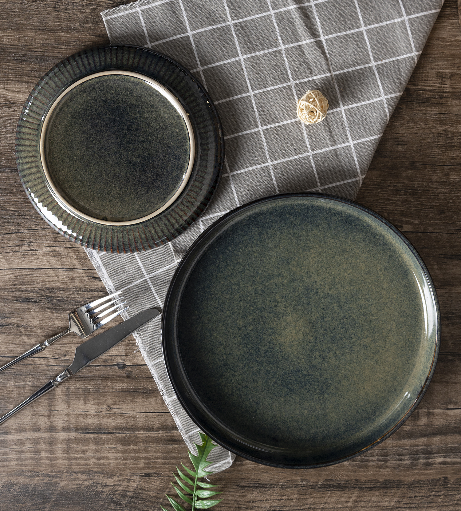 CHANGSHA HAPPY GO  Dual-Color Embossed Reactive Glaze Stoneware Coffee Cup and Western Dinnerware Combination Set  |happygodinnerware.com