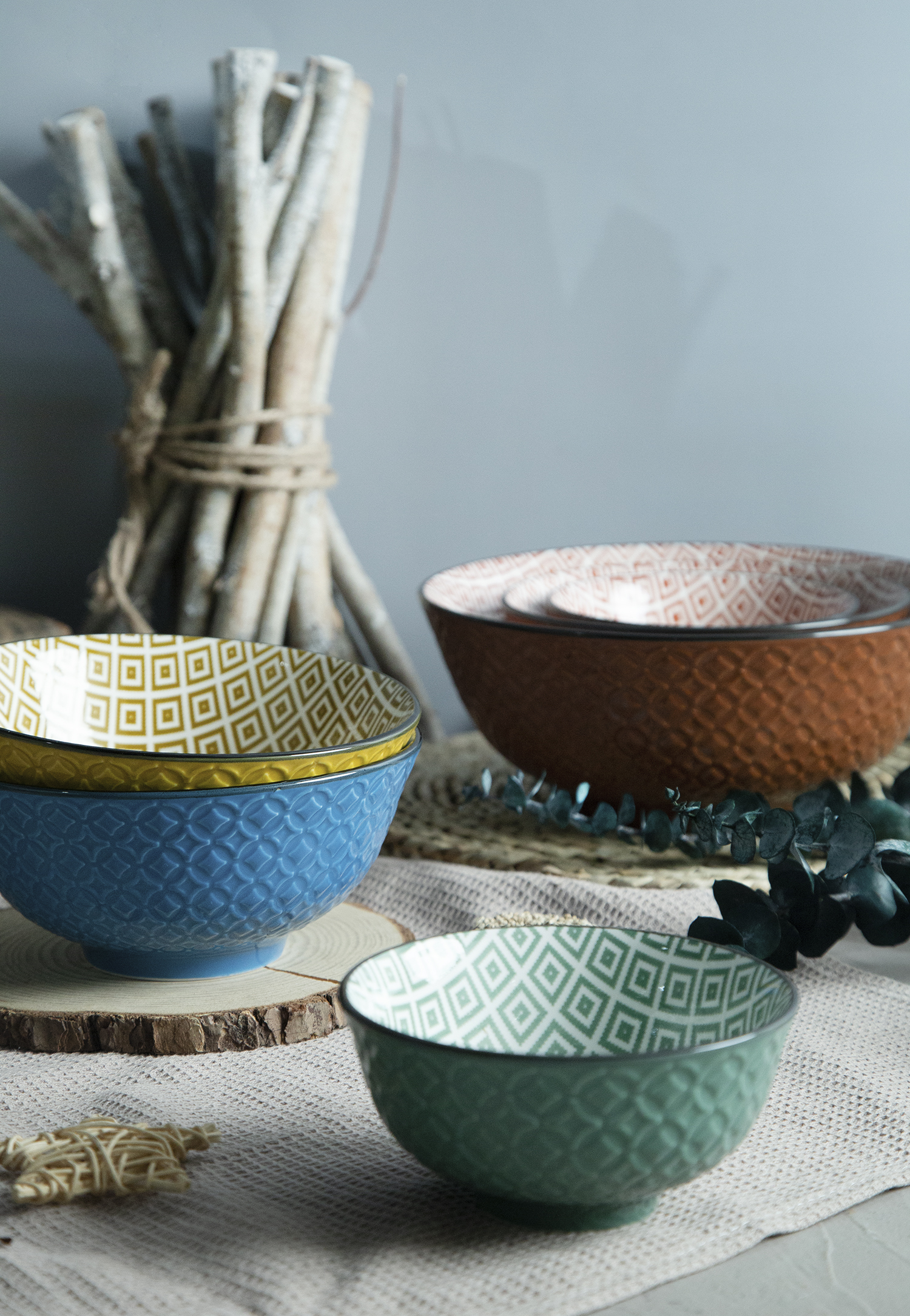 CHANGSHA HAPPY GO White Porcelain Coin Pattern Embossed Bowls with Colorful Glaze Interiors | happygodinnerware.com