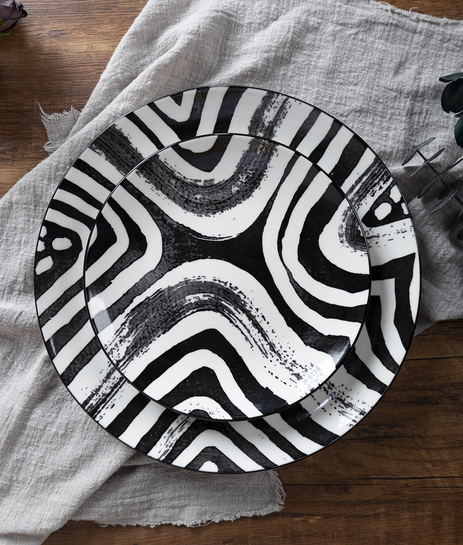 CHANGSHA HAPPY GO  Modern Black and White Contrast Porcelain Dinnerware Set with Bold Graphic Patterns   |happygodinnerware.com