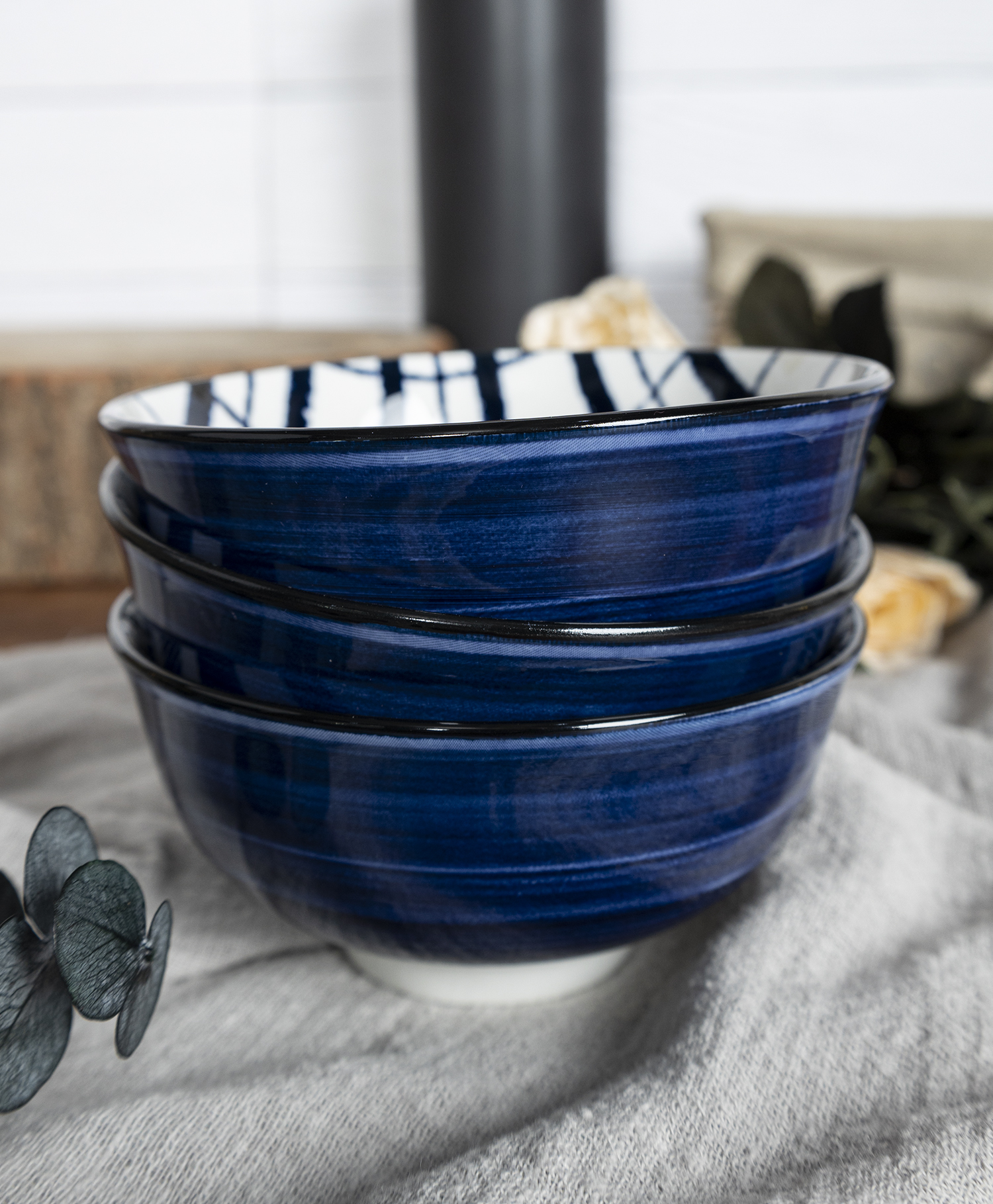 CHANGSHA HAPPY GO  Contemporary Blue and White Contrast Porcelain Dinnerware Set with Artistic Line Designs   |happygodinnerware.com
