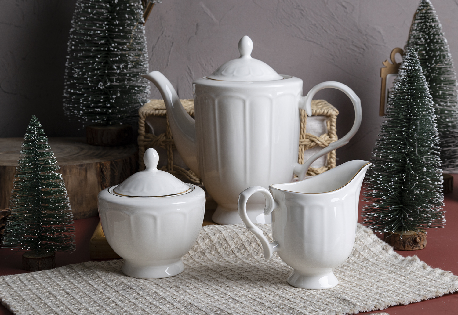 CHANGSHA HAPPY GO Gold Rimmed Embossed New Bone China Dinnerware | happygodinnerware.com