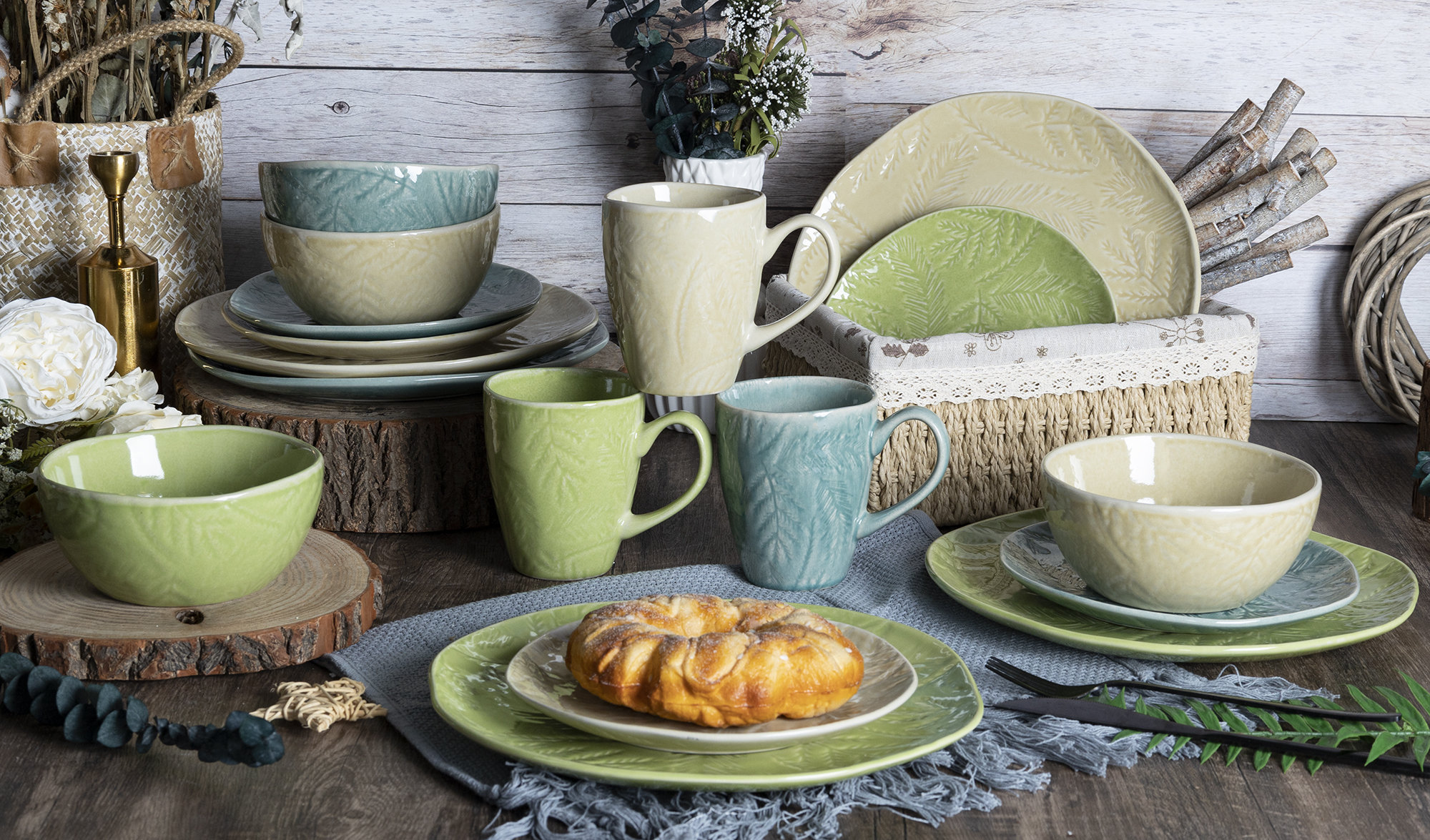 CHANGSHA HAPPY GO Handcrafted Reactive Glaze Stoneware Tableware Set in Warm Ivory and Speckled Green with Organic Finish |Dopamine Series Ceramics |happygodinnerware.com