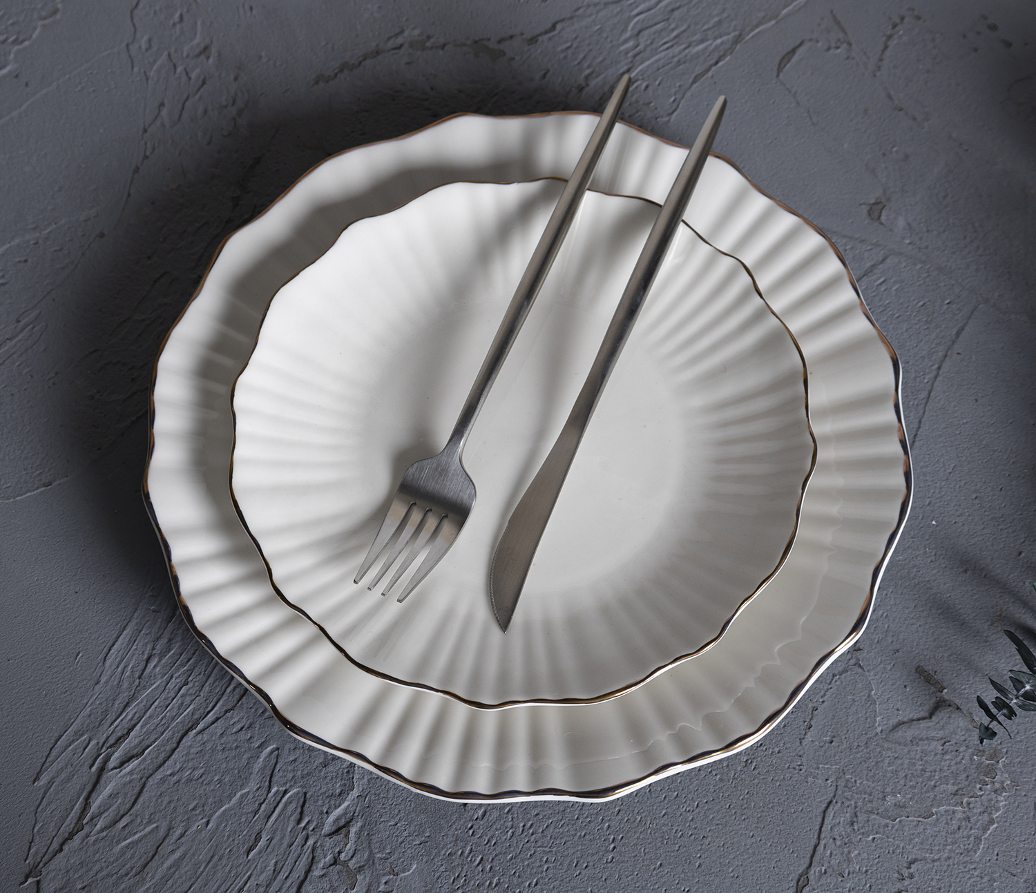 CHANGSHA HAPPY GO Porcelain Embossed Reactive Glaze Dinnerware Set with Petal Relief and Colorful Accents |happygodinnerware.com