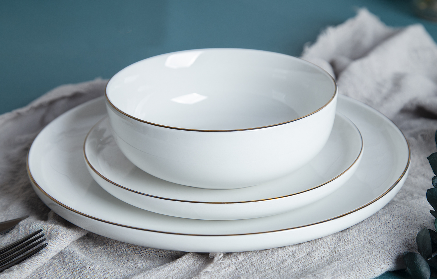 CHANGSHA HAPPY GO White Porcelain Dinnerware Set with Gold Rim | happygodinnerware.com
