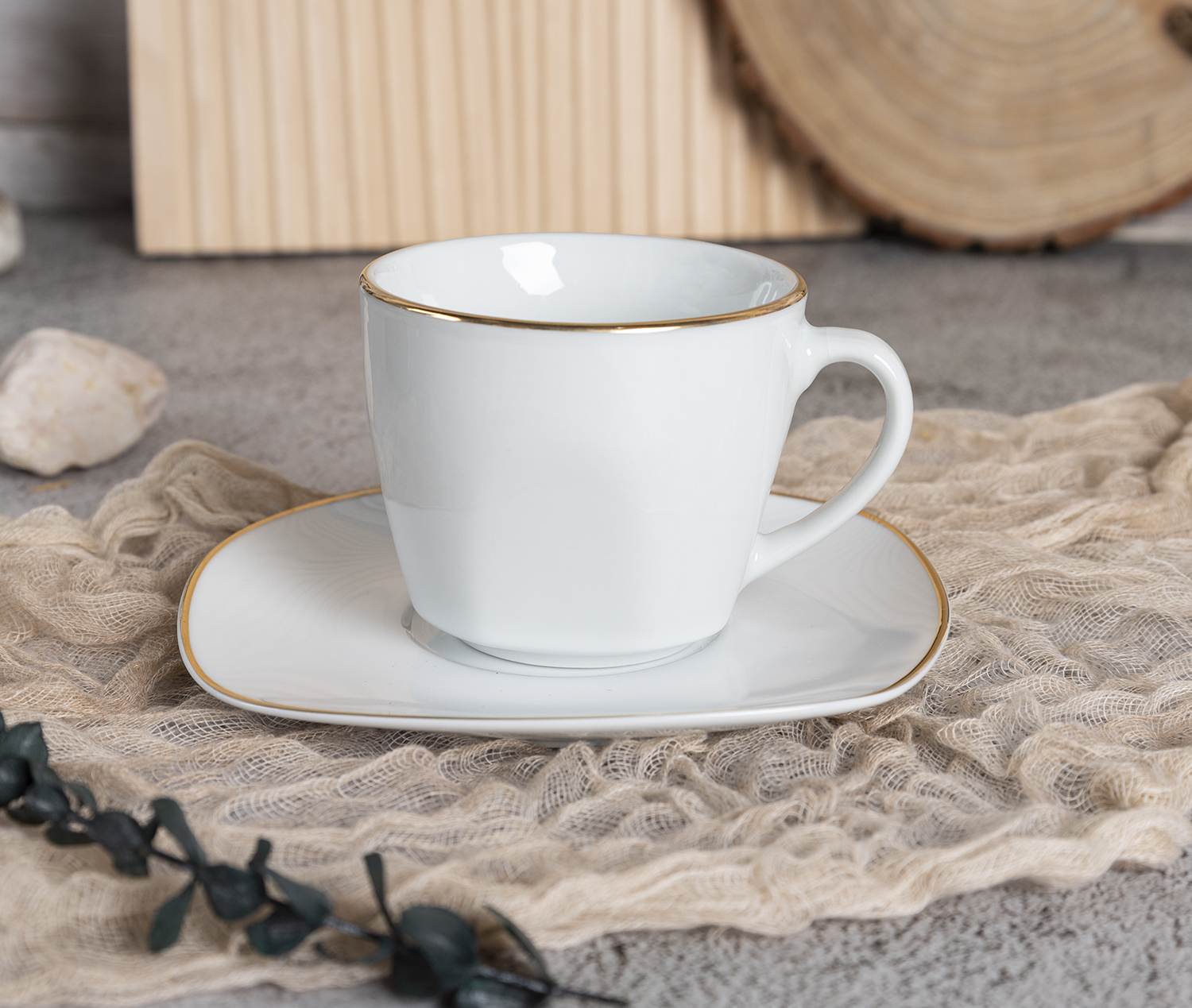 CHANGSHA HAPPY GO  Classic Square-Shaped White Porcelain Dinnerware Featuring Gilded Rim Accents |happygodinnerware.com