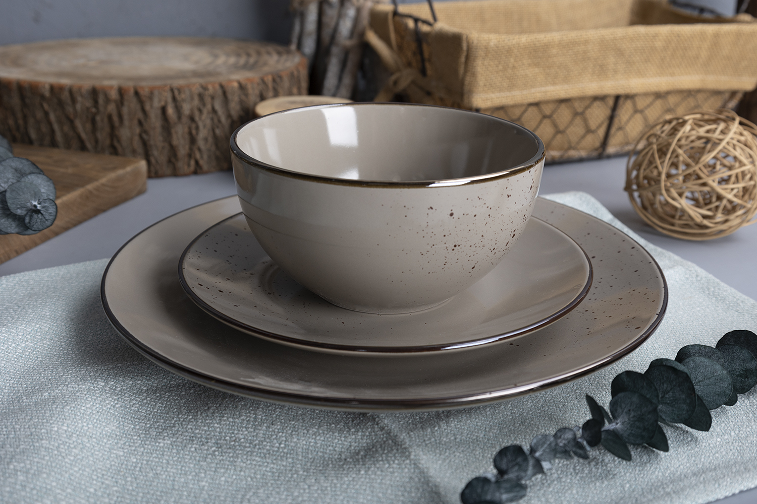 CHANGSHA HAPPY GO Two-Tone Reactive Glaze Stoneware Dinnerware Set with Speckled Finish and Metallic Rim Accent |happygodinnerware.com