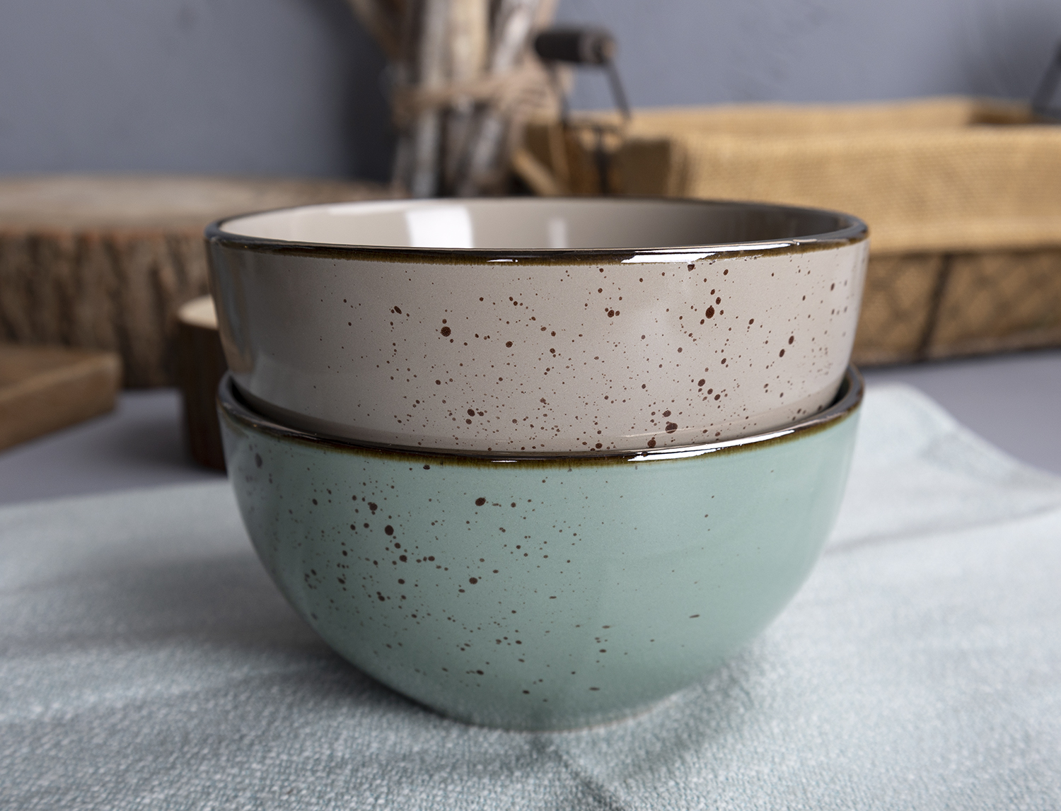 CHANGSHA HAPPY GO Two-Tone Reactive Glaze Stoneware Dinnerware Set with Speckled Finish and Metallic Rim Accent |happygodinnerware.com