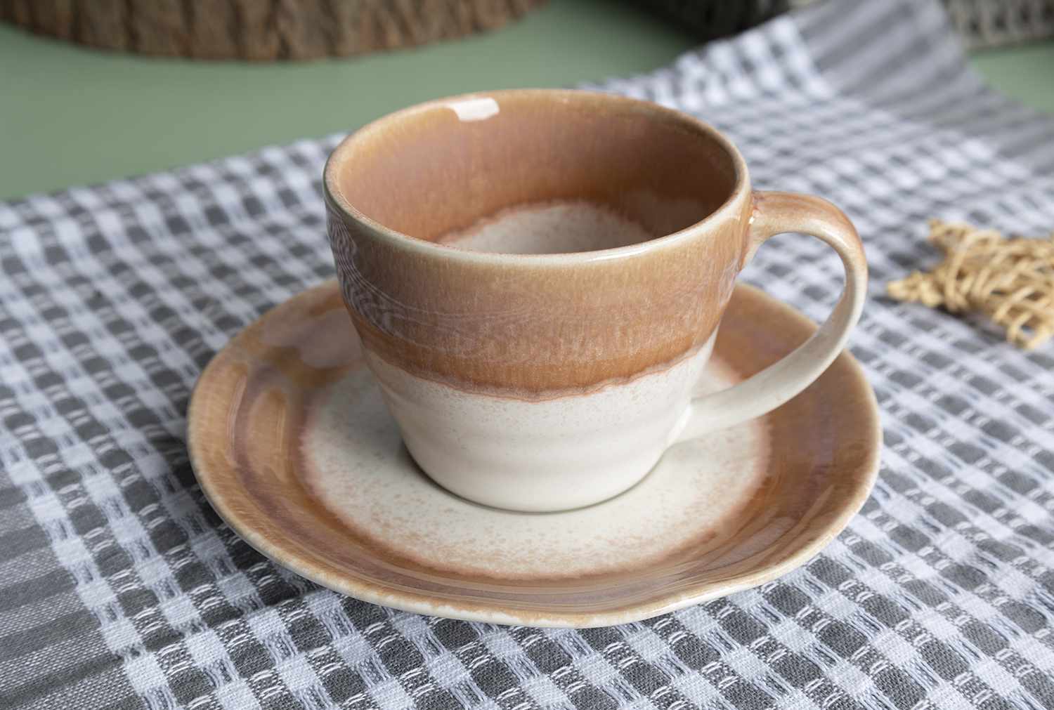 CHANGSHA HAPPY GO  Reactive Glaze Stoneware Dinner Set in Sunset Pink with a Natural Gradient and Circular Brush Pattern |Dopamine Series Ceramics  |happygodinnerware.com