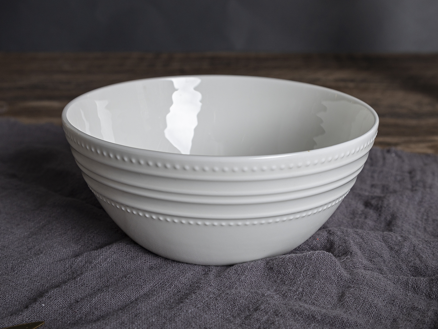 CHANGSHA HAPPY GO Elegant Fine Bone China Dinnerware Set with Collar-Style Embossed Rim for Contemporary Dining  |happygodinnerware.com