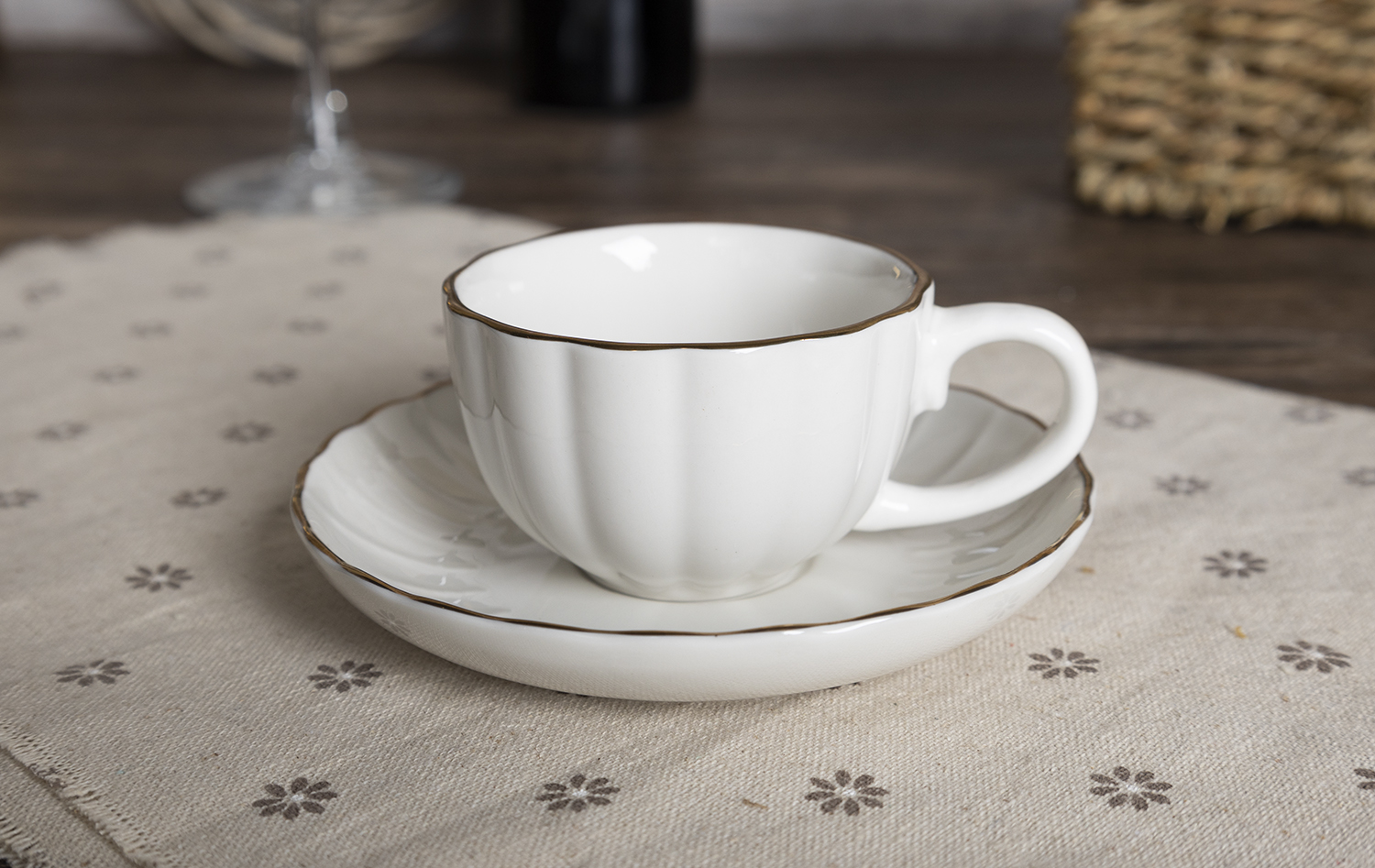 CHANGSHA HAPPY GO Elegant Gold Rim Scalloped White Porcelain Dinnerware Set – Premium Embossed Tableware for Classic Dining |happygodinnerware.com