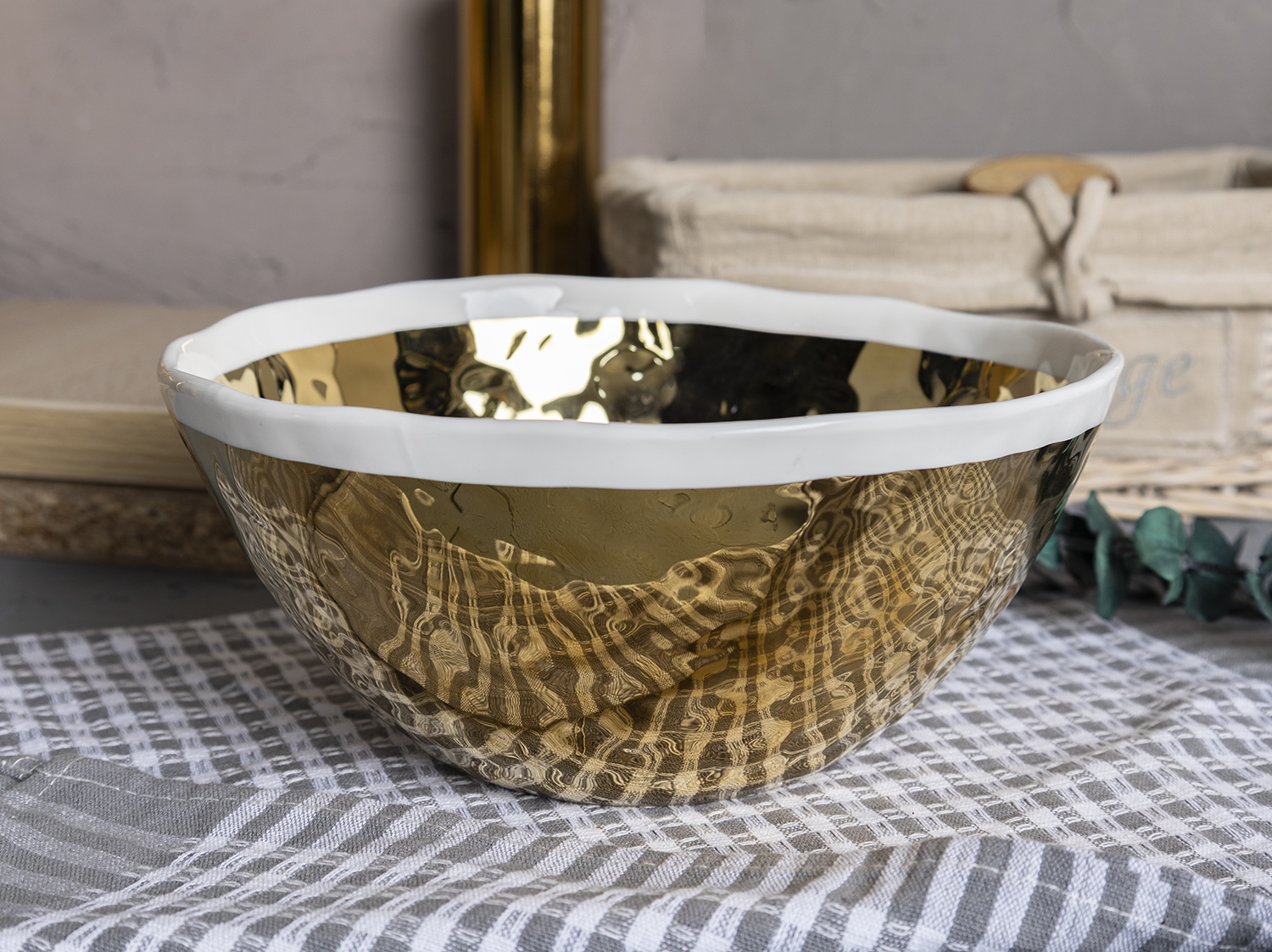 CHANGSHA HAPPY GO Full Electroplated Gold Hammered Bone China Dinnerware Set for Banquet and Holiday Table Decor |happygodinnerware.com