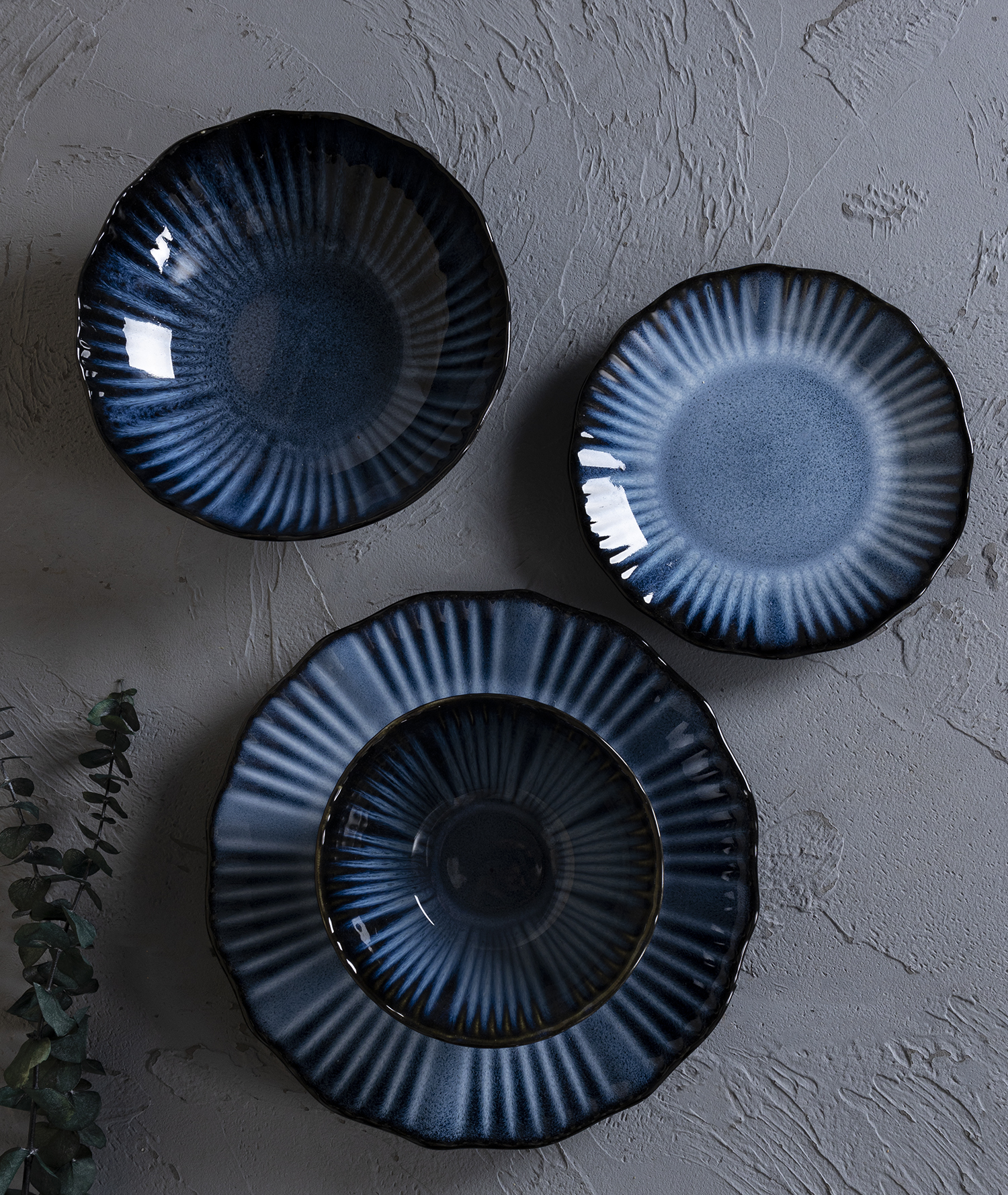 CHANGSHA HAPPY GO Porcelain Embossed Reactive Glaze Dinnerware Set with Petal Relief and Colorful Accents |happygodinnerware.com