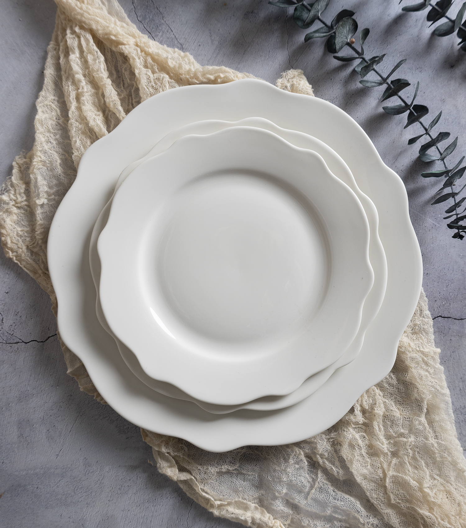CHANGSHA HAPPY GO European Style Bone China Tableware and Tea Set with Embossed Lotus-Edge Design for Elegant Dining |happygodinnerware.com