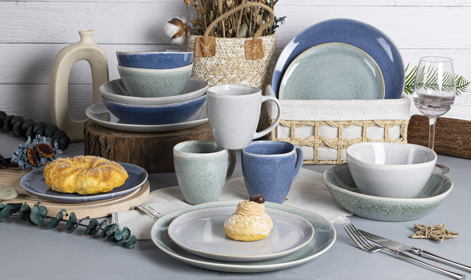 CHANGSHA HAPPY GO  Tri-Color Mixed Reactive Glaze Stoneware Dinner Set for Contemporary Dining  |happygodinnerware.com