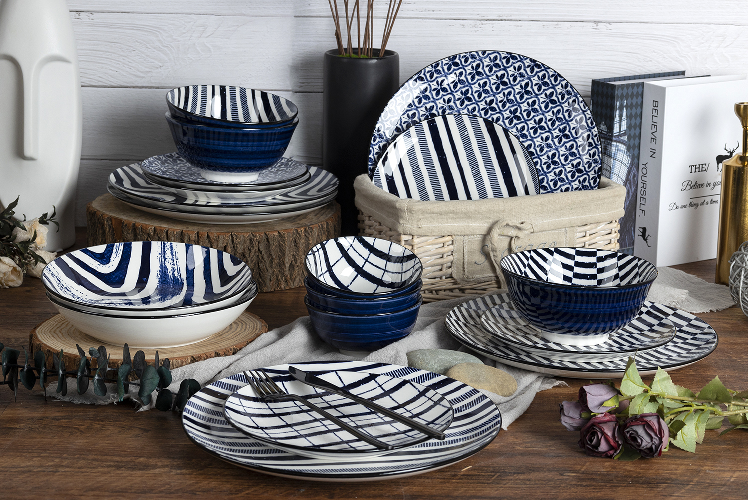 CHANGSHA HAPPY GO  Contemporary Blue and White Contrast Porcelain Dinnerware Set with Artistic Line Designs   |happygodinnerware.com