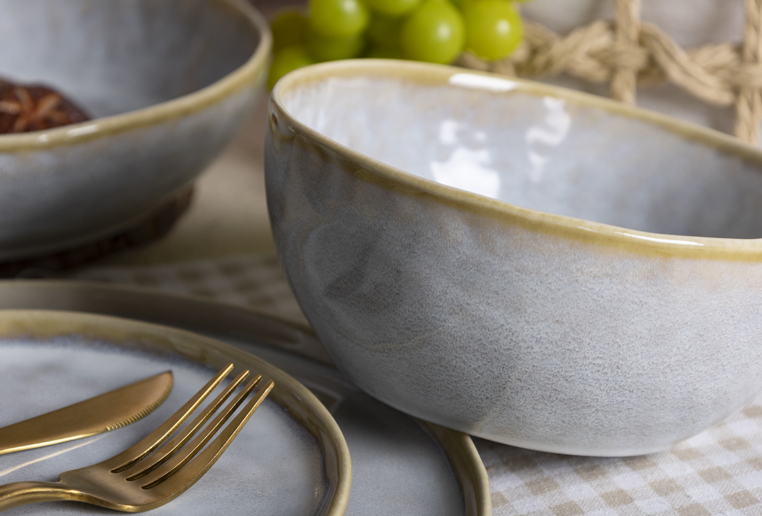 CHANGSHA HAPPY GO Matte White Reactive Glaze Stoneware Dinnerware Set with Subtle Rim Accents|happygodinnerware.com