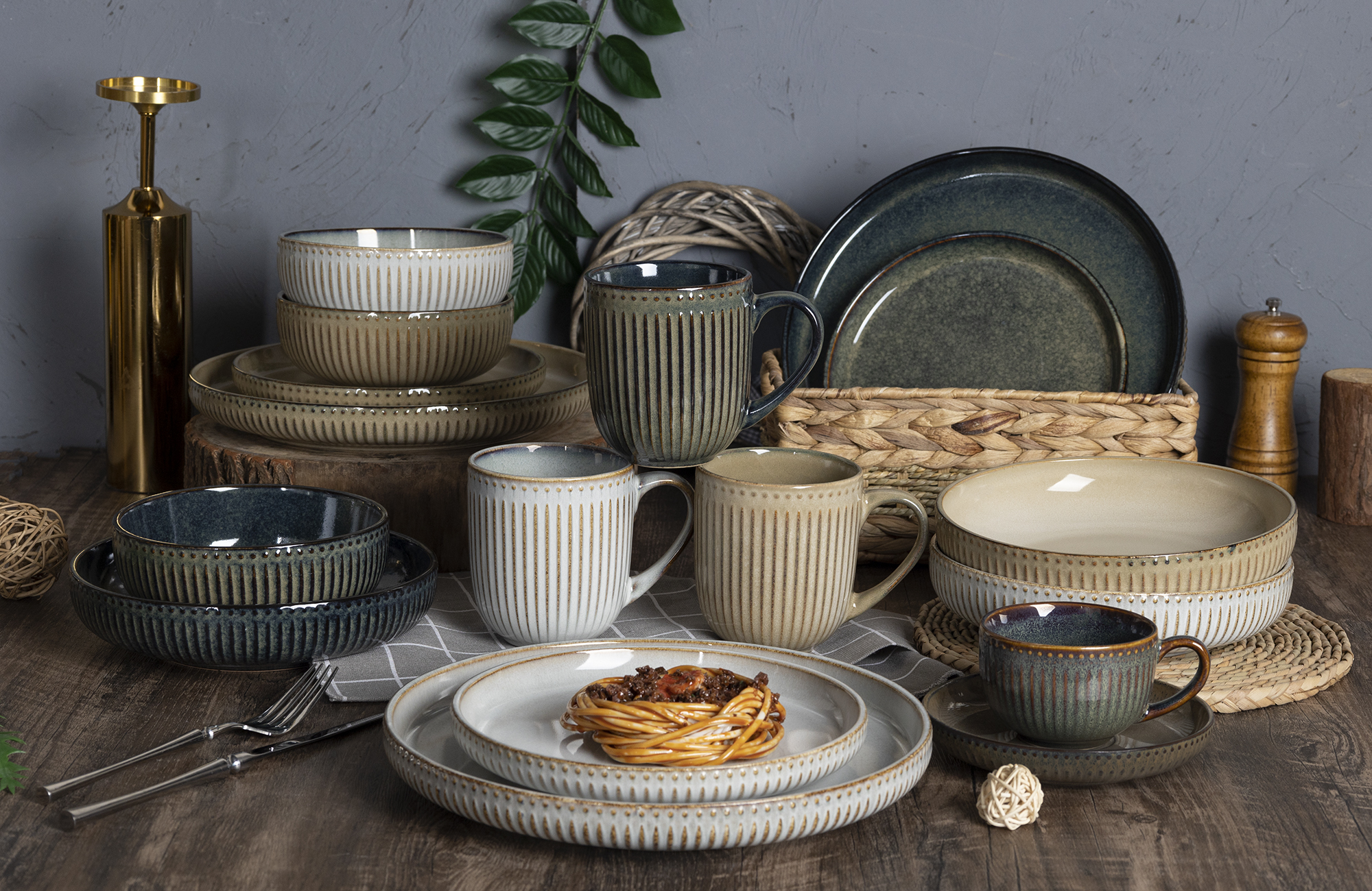 CHANGSHA HAPPY GO  Dual-Color Embossed Reactive Glaze Stoneware Coffee Cup and Western Dinnerware Combination Set  |happygodinnerware.com