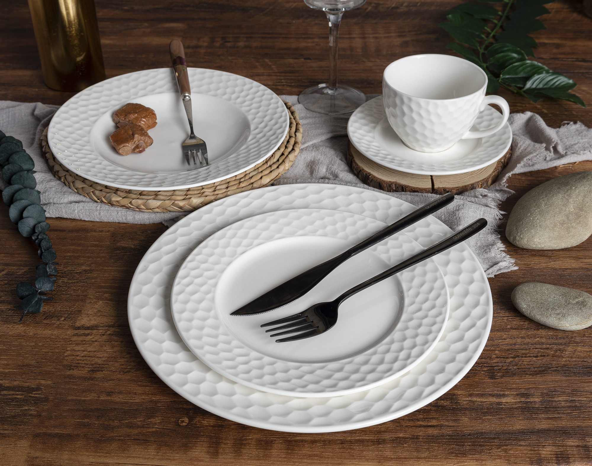 CHANGSHA HAPPY GO Water Cube 20 Piece Elegant Embossed White Bone China Dinnerware Set – Plates, Bowls, Cups |happygodinnerware.com