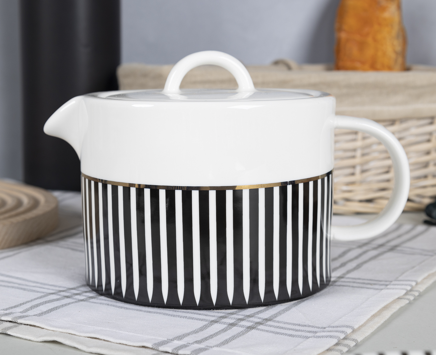 CHANGSHA HAPPY GO Striped Bone China Decal Dinnerware Set with Folded Rim Detail – Elegant Modern Contrast Set |happygodinnerware.com