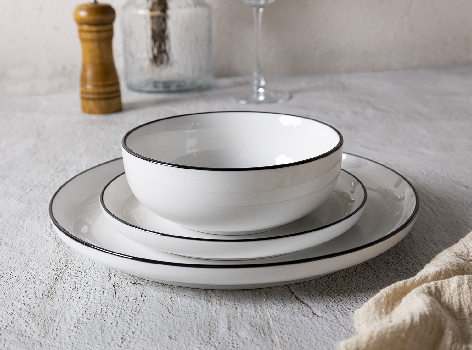 CHANGSHA HAPPY GO White Porcelain Tableware with Black Rim | happygodinnerware.com