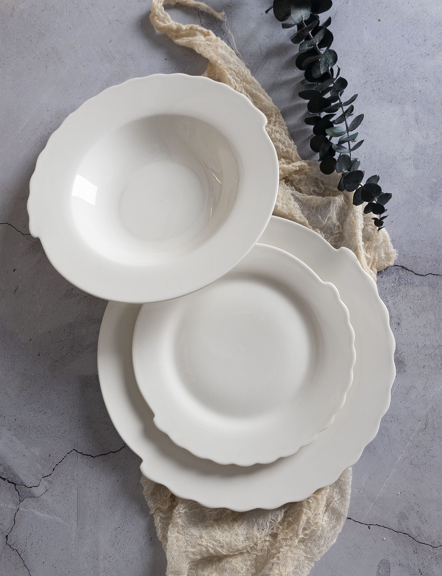 CHANGSHA HAPPY GO Round Bone China Dinnerware Set with Embossed Lotus Edge and Smooth White Finish for Classic Table Decor |happygodinnerware.com