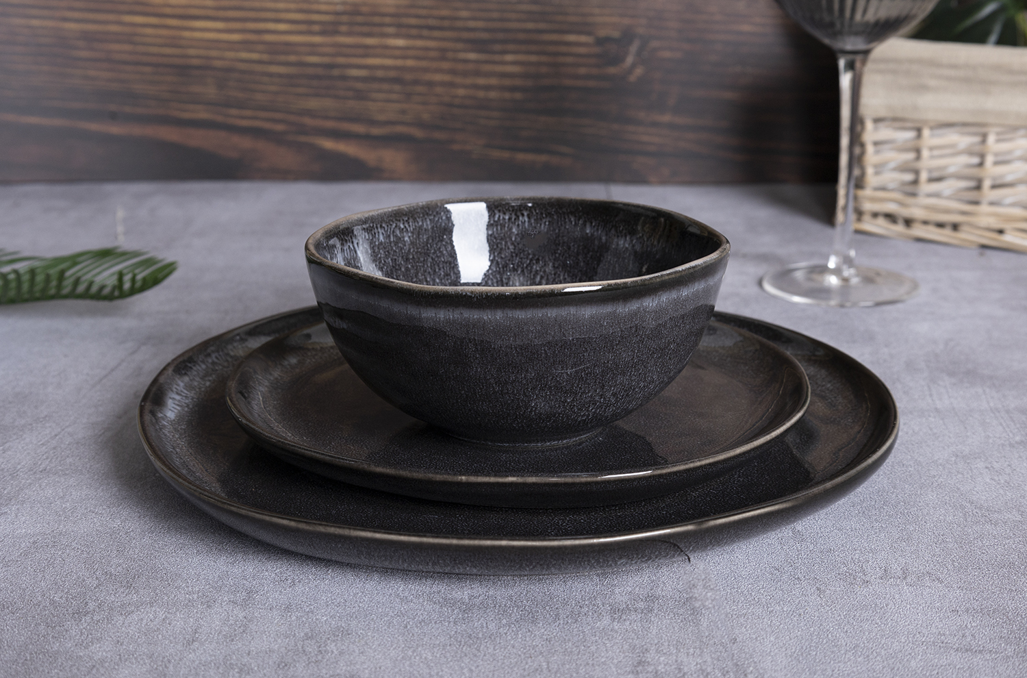 CHANGSHA HAPPY GO Matte Black Reactive Glaze Ceramic Dinnerware Set for Modern Dining          詢問 ChatGPT|happygodinnerware.com