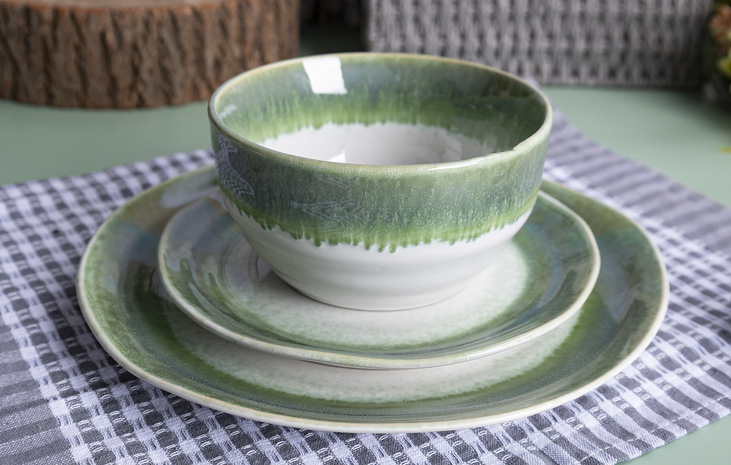 CHANGSHA HAPPY GO  Handcrafted Reactive Glaze Stoneware Dinner Set in Forest Green with Matte Gradient Finish |Dopamine Series Ceramics  |happygodinnerware.com