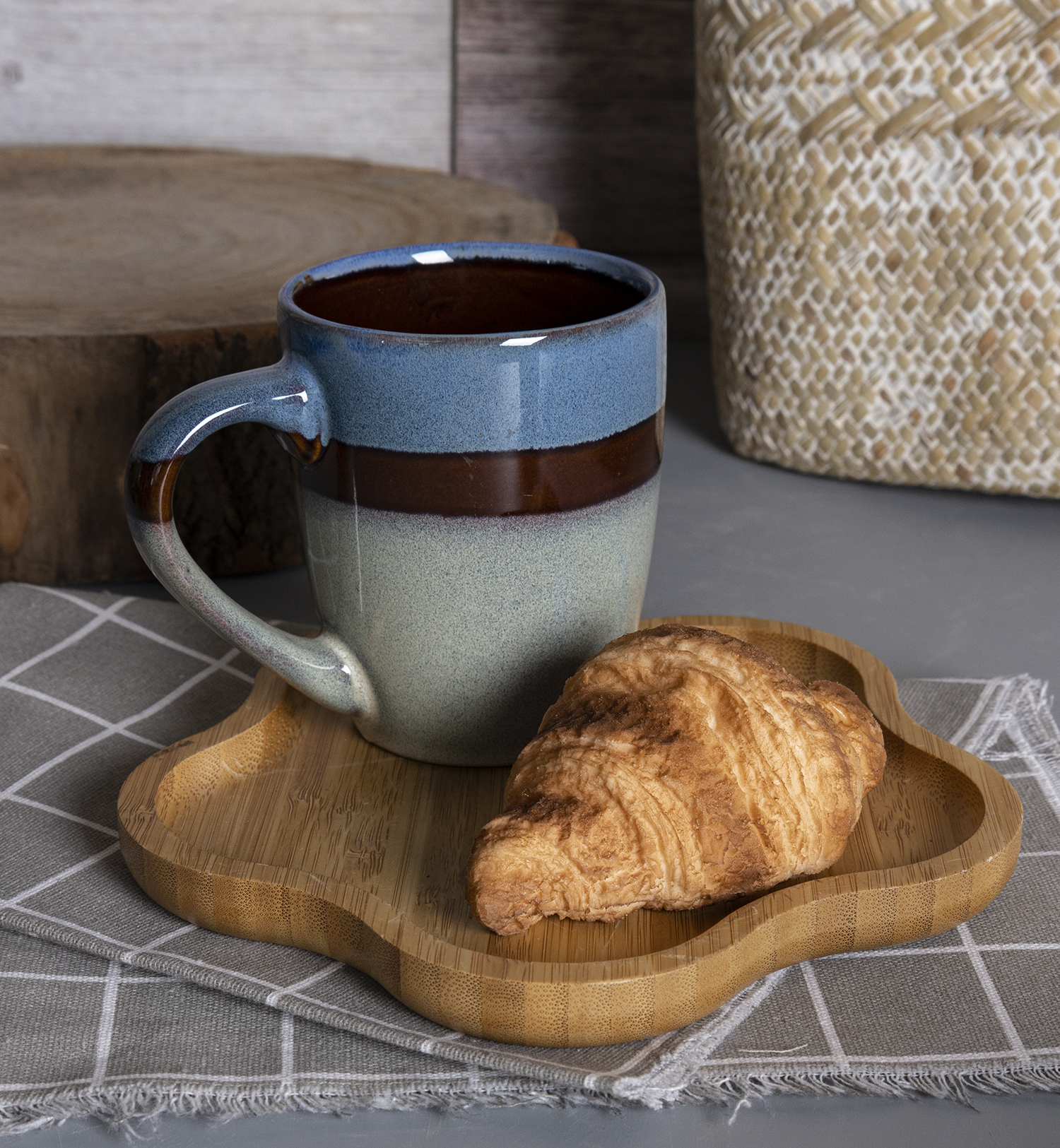 CHANGSHA HAPPY GO Glossy Two-Tone Stoneware Mug & Bowl Set | Reactive Glaze Finish | Retro Café Style | Durable Ceramic for Home & Business Use|happygodinnerware.com