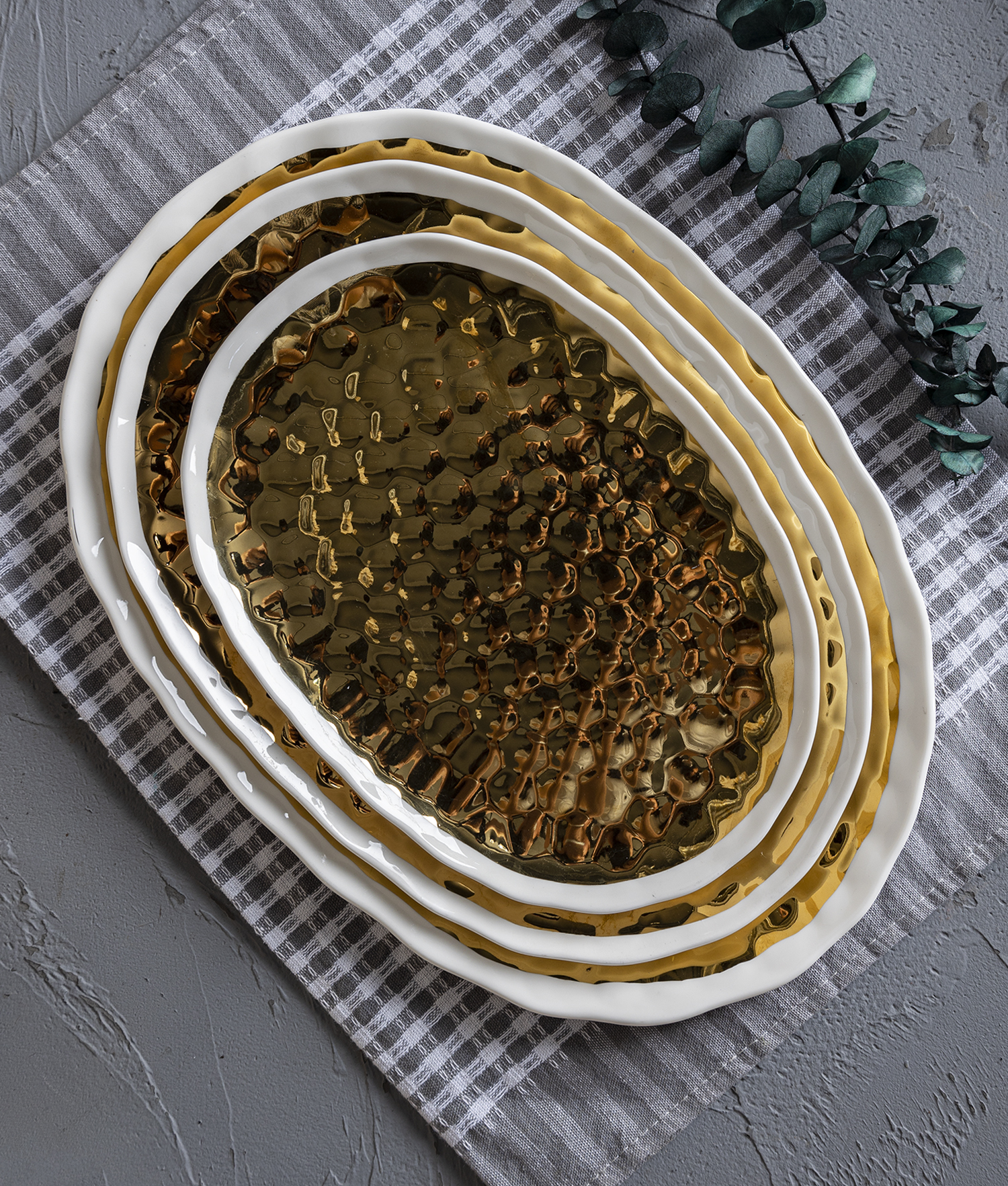 CHANGSHA HAPPY GO Full Electroplated Gold Hammered Bone China Dinnerware Set for Banquet and Holiday Table Decor |happygodinnerware.com